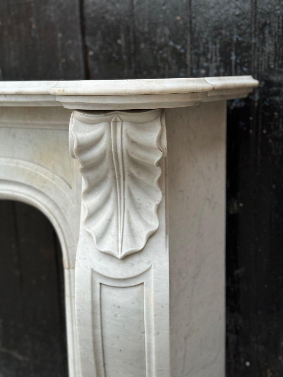Louis XV Style Fireplace In White Carrara Marble Circa 1900 In Excellent Condition For Sale In Honnelles, WHT