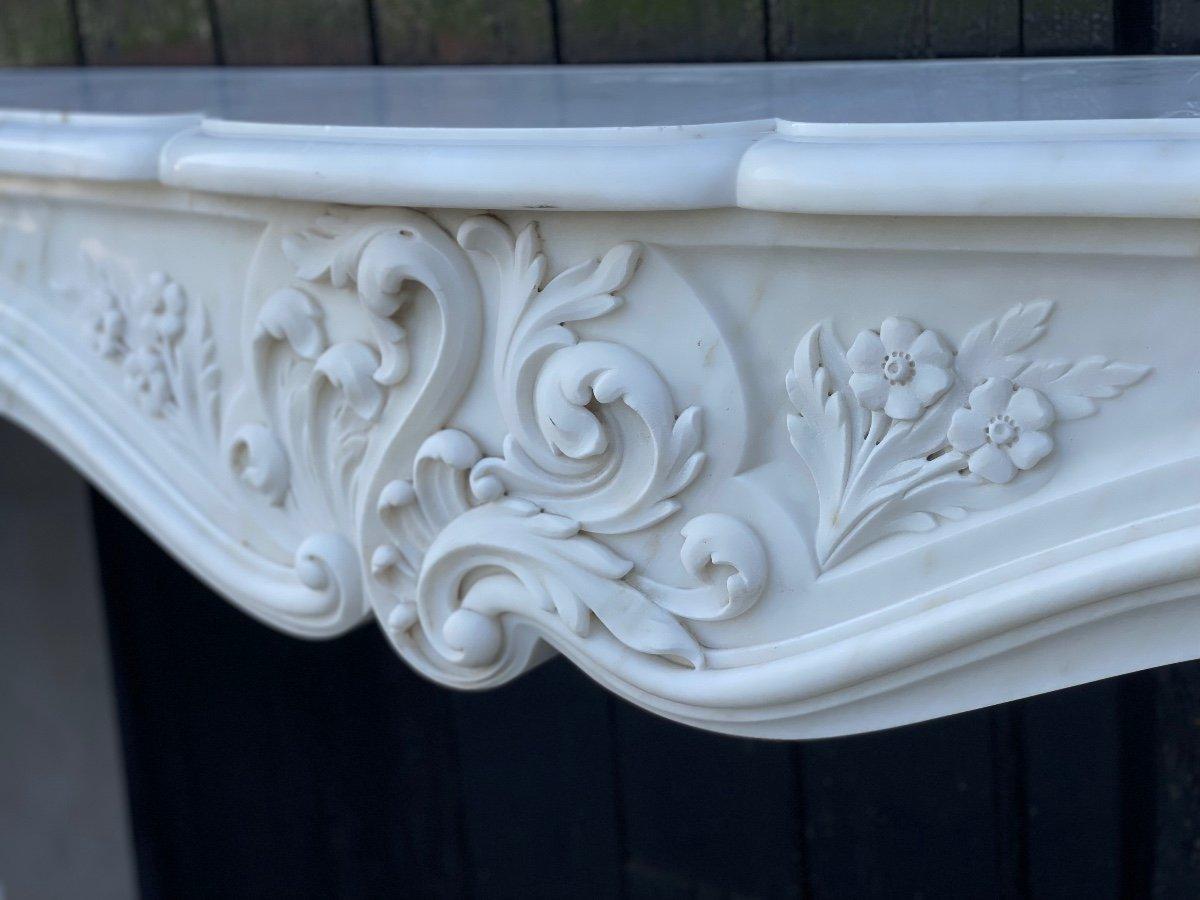 Louis XV Style Fireplace In White Carrara Marble, Circa 1980 For Sale 5