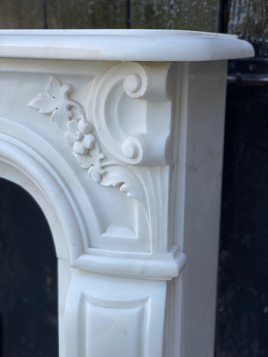 Louis XV Style Fireplace In White Carrara Marble, Circa 1980 For Sale 6