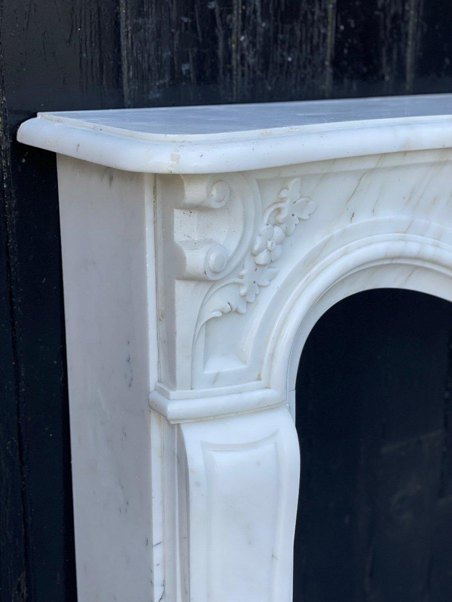 Louis XV Style Fireplace In White Carrara Marble, Circa 1980
Dimensions of the hearth: 79 x 101.5cm