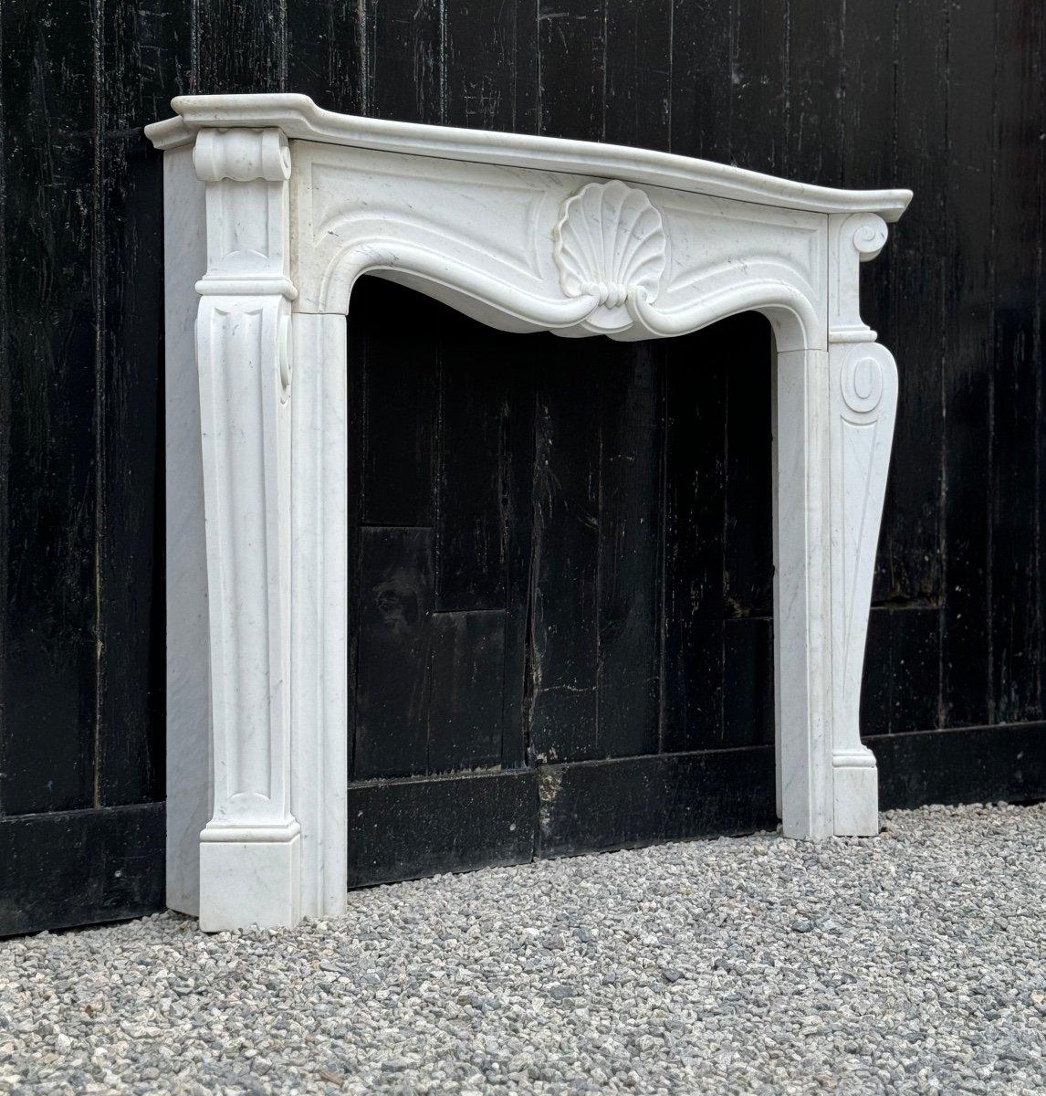 Cheminée de style Louis XV en marbre blanc de Carrare, 

vers 1980 

Dimensions du foyer : 92 x 83 cm