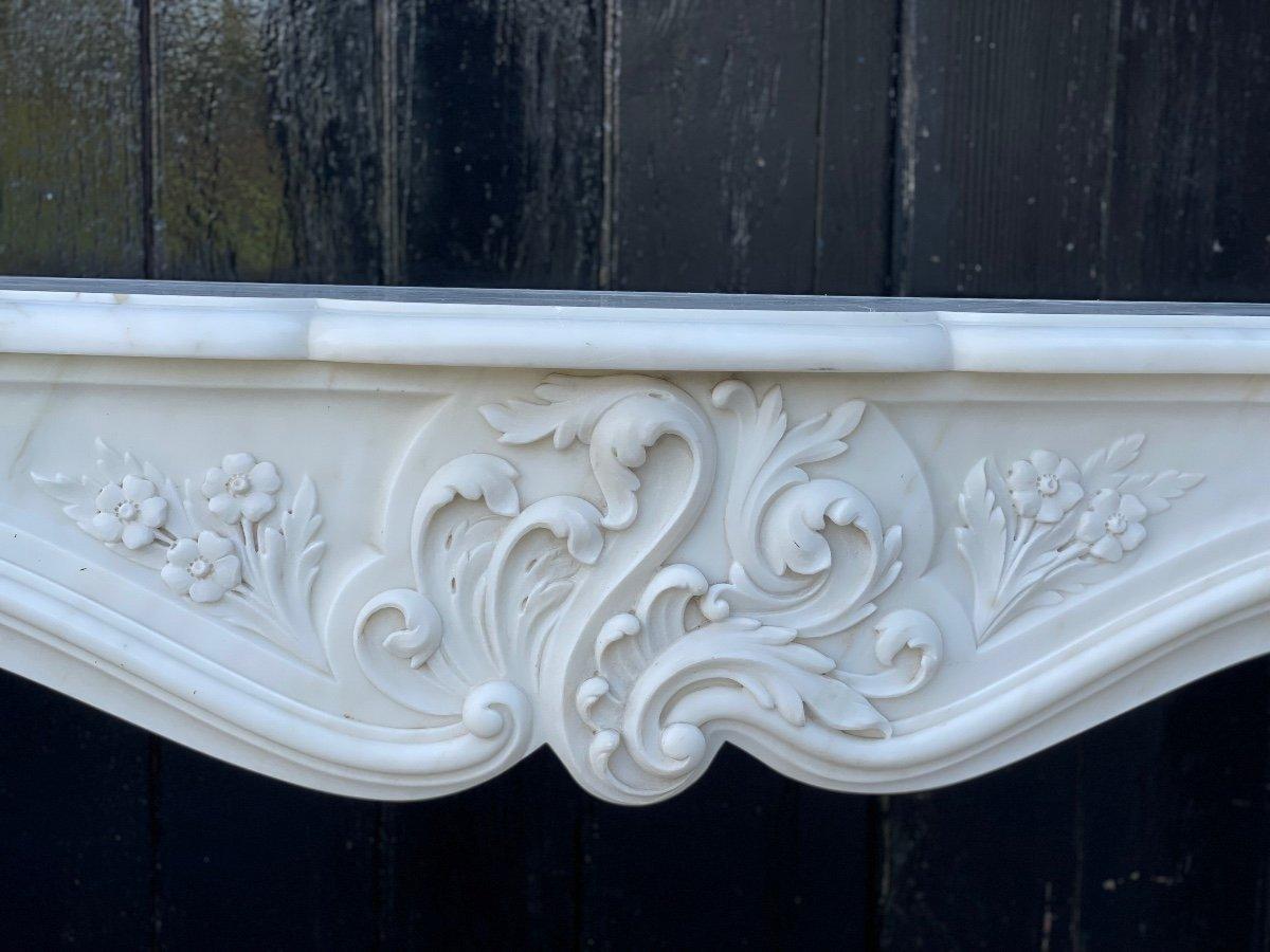 French Louis XV Style Fireplace In White Carrara Marble, Circa 1980 For Sale