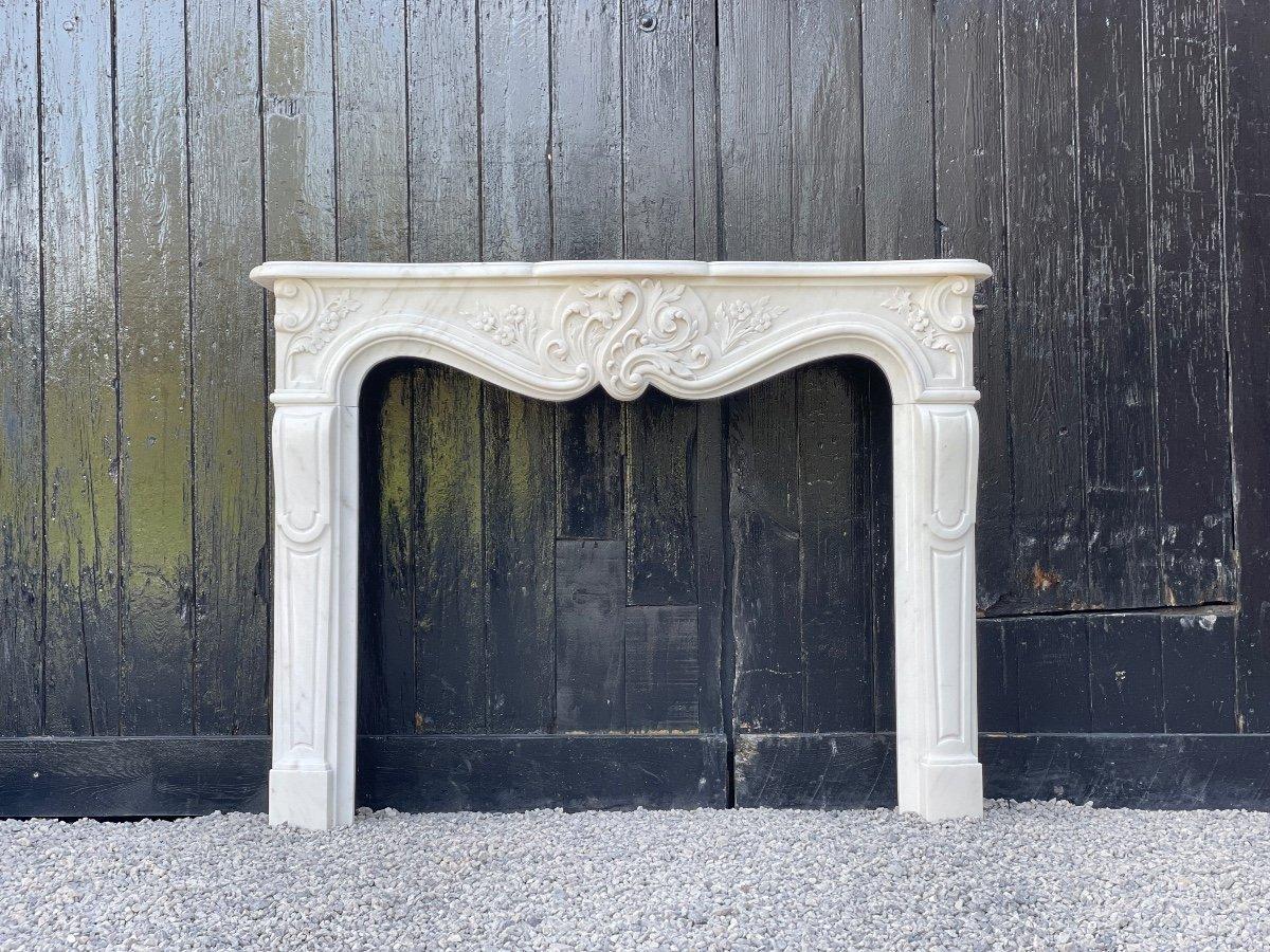Louis XV Style Fireplace In White Carrara Marble, Circa 1980 In Excellent Condition For Sale In Honnelles, WHT