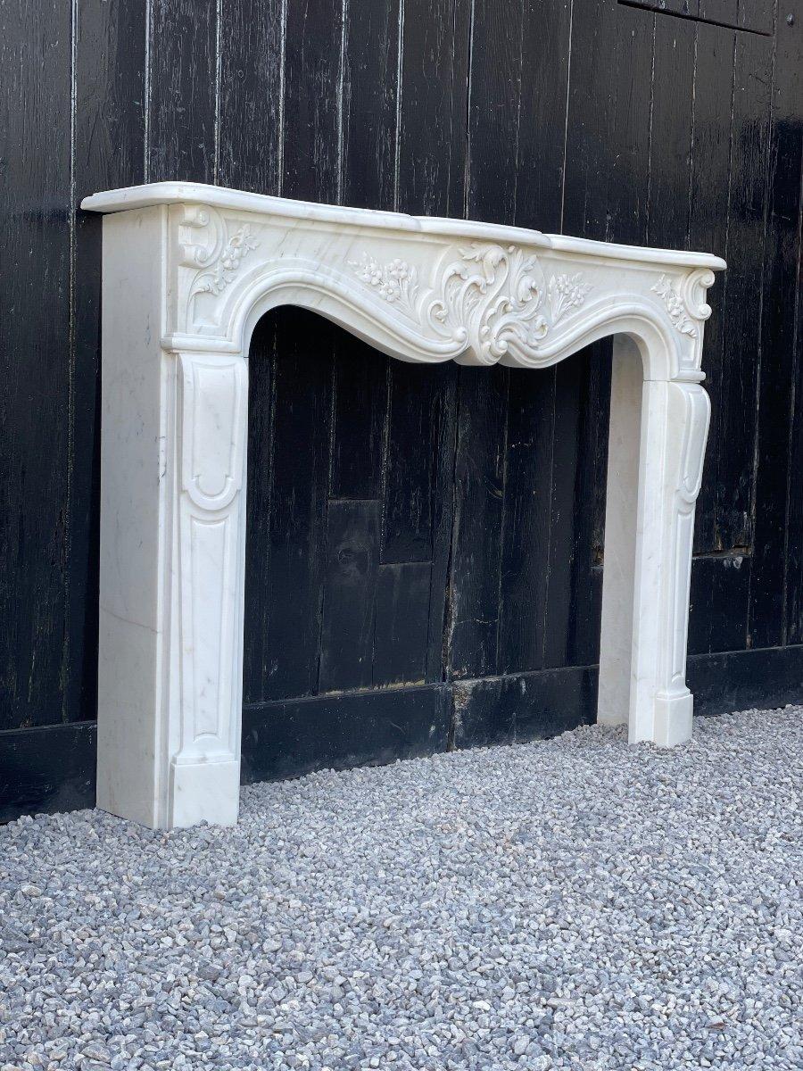 Louis XV Style Fireplace In White Carrara Marble, Circa 1980 For Sale 1