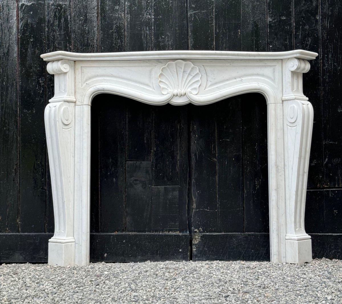20ième siècle Cheminée de style Louis XV en marbre blanc de Carrare, vers 1980