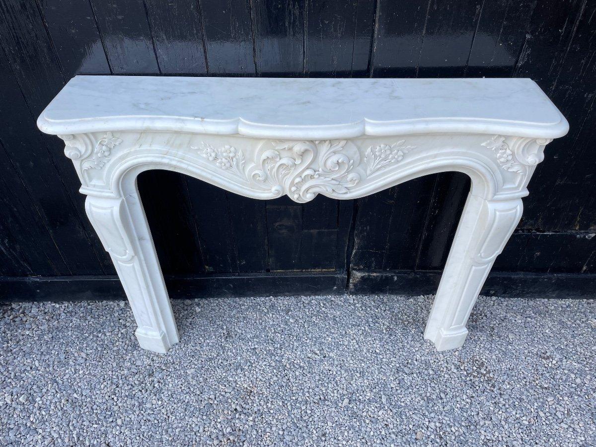Louis XV Style Fireplace In White Carrara Marble, Circa 1980 For Sale 2