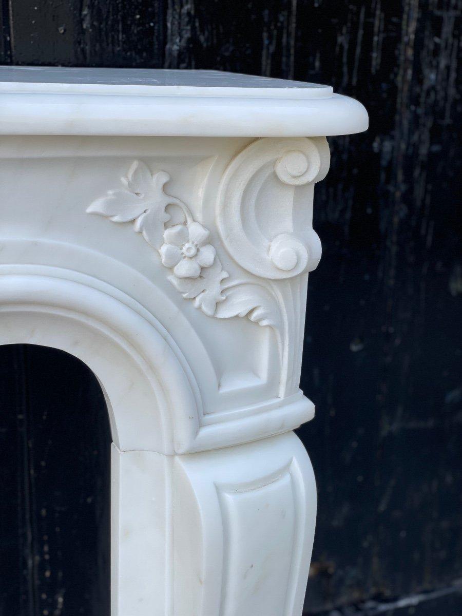 Louis XV Style Fireplace In White Carrara Marble, Circa 1980 For Sale 3