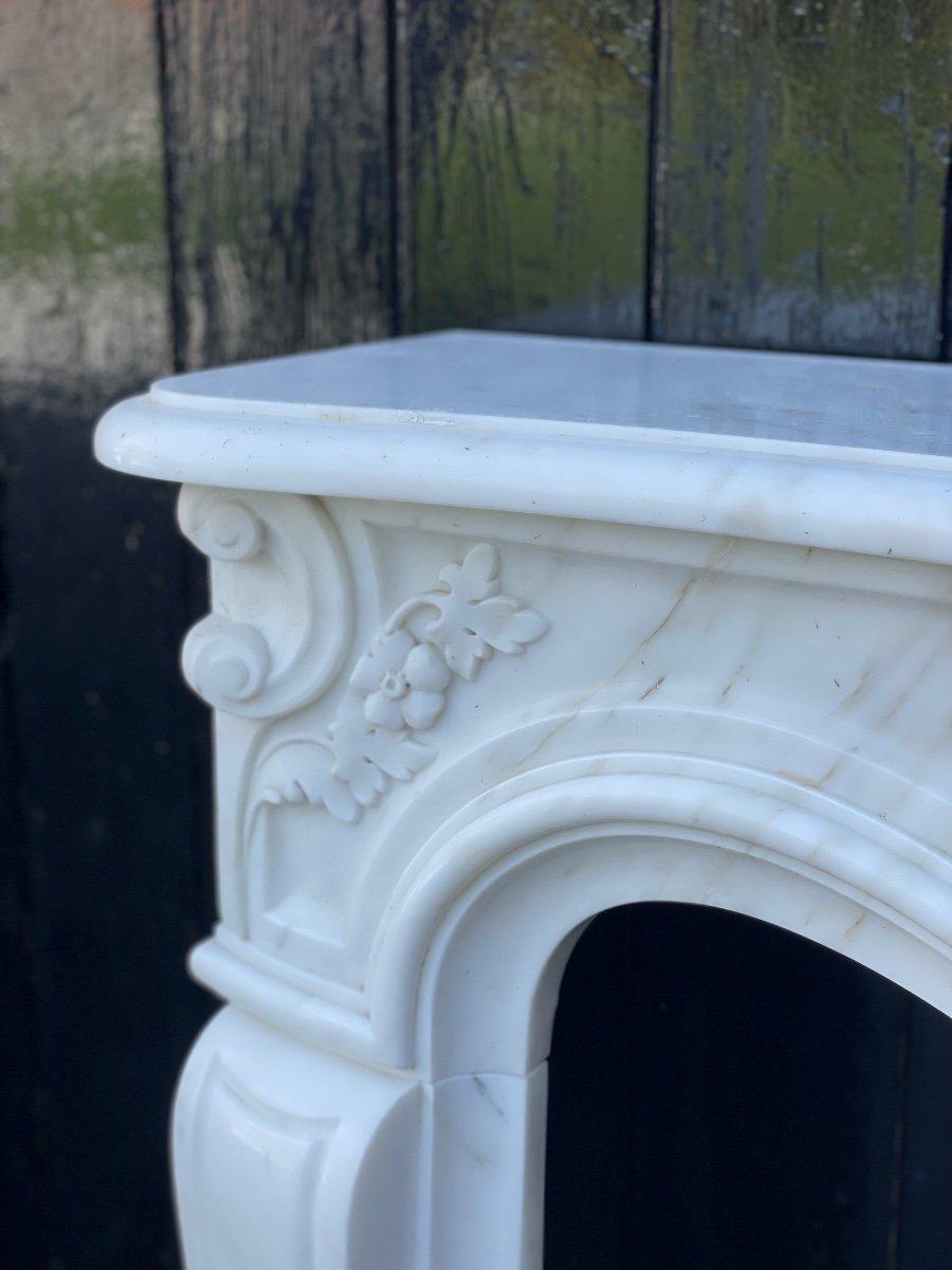 Louis XV Style Fireplace In White Carrara Marble, Circa 1980 For Sale 4