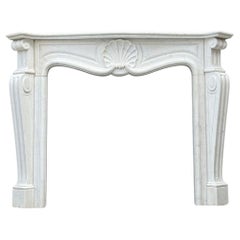 Cheminée de style Louis XV en marbre blanc de Carrare, vers 1980