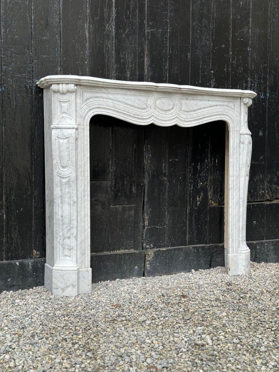 Louis XV Style Fireplace, Pompadour Model In Carrara Marble, Circa 1900 In Excellent Condition For Sale In Honnelles, WHT