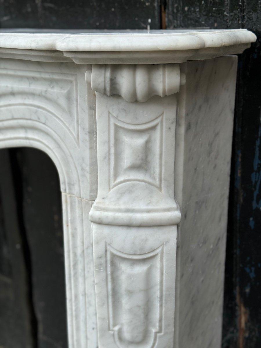 Cheminée de style Louis XV, modèle Pompadour en marbre de Carrare, vers 1900 en vente 1