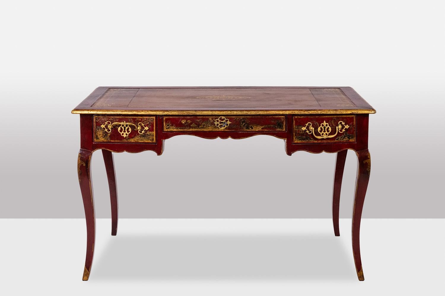 Scrivania in stile Luigi XV in legno laccato rosso decorato con scene di laghi dorati, con 3 cassetti sul davanti, un piano in pelle e una base curva. Chiave.

Opera francese realizzata intorno al 1800-1850.

Dimensioni: H. H. 145 x L. 68