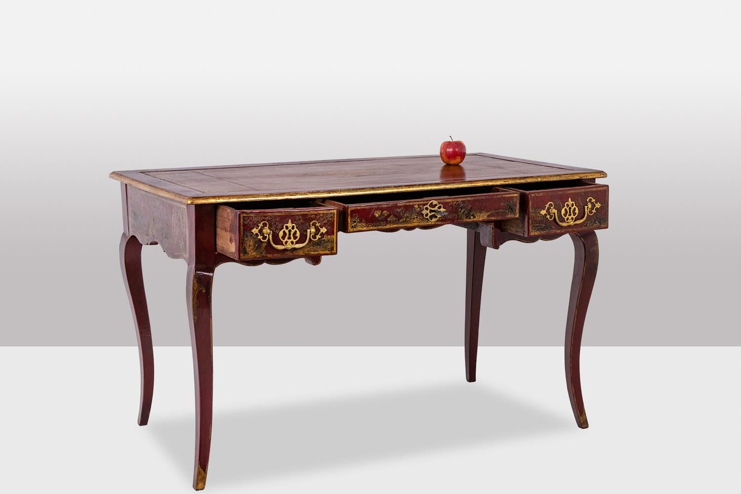 Francese Scrivania in stile Luigi XV decorata con scene di lago. Circa 1800. in vendita