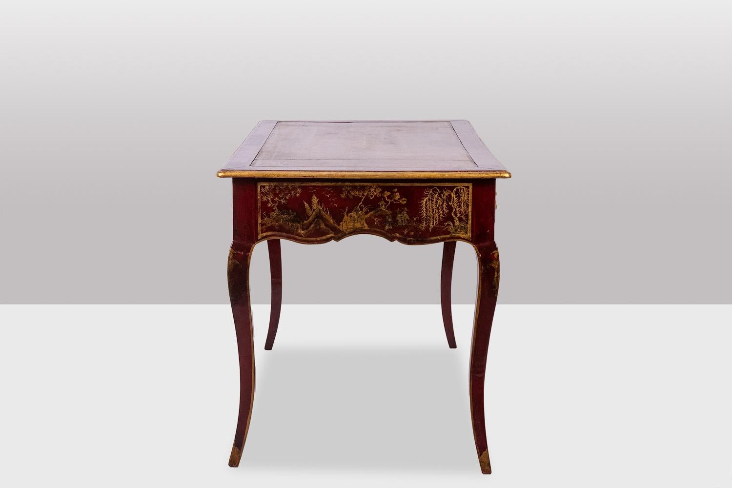 Laccato Scrivania in stile Luigi XV decorata con scene di lago. Circa 1800. in vendita