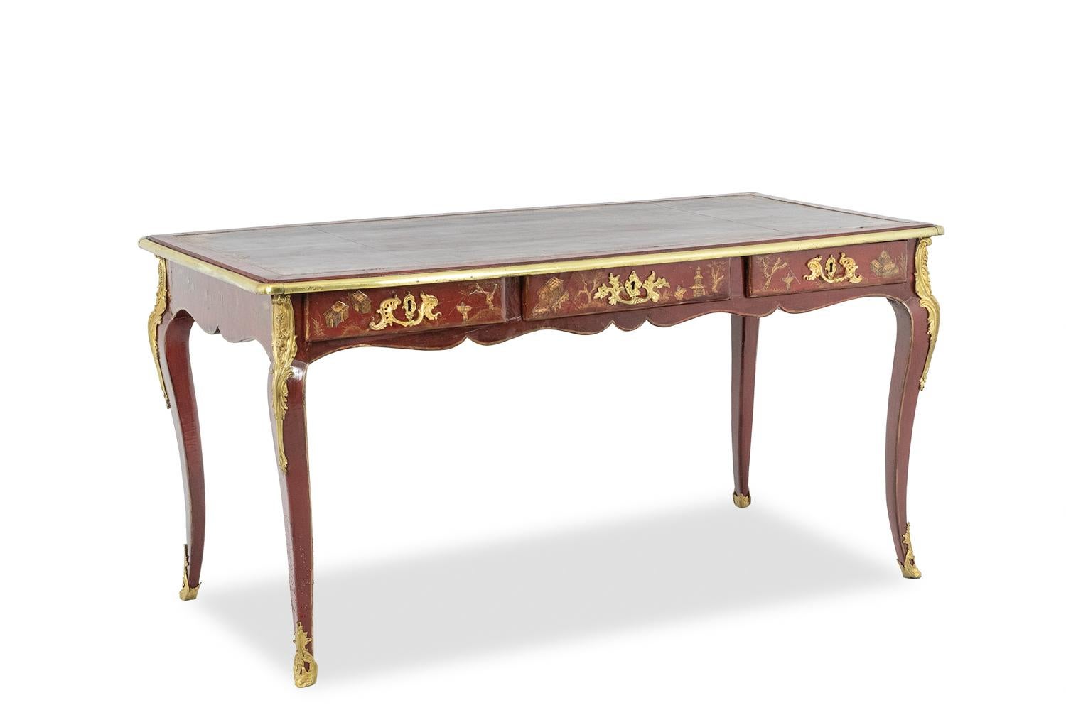 Scrivania in stile Luigi XV in legno laccato rosso decorato con scene di laghi dorati, con 3 cassetti sul davanti, un piano in pelle e una base curva. Chiave.

Opera francese realizzata intorno al 1800-1850.

Dimensioni: H. H. 145 x L. 68