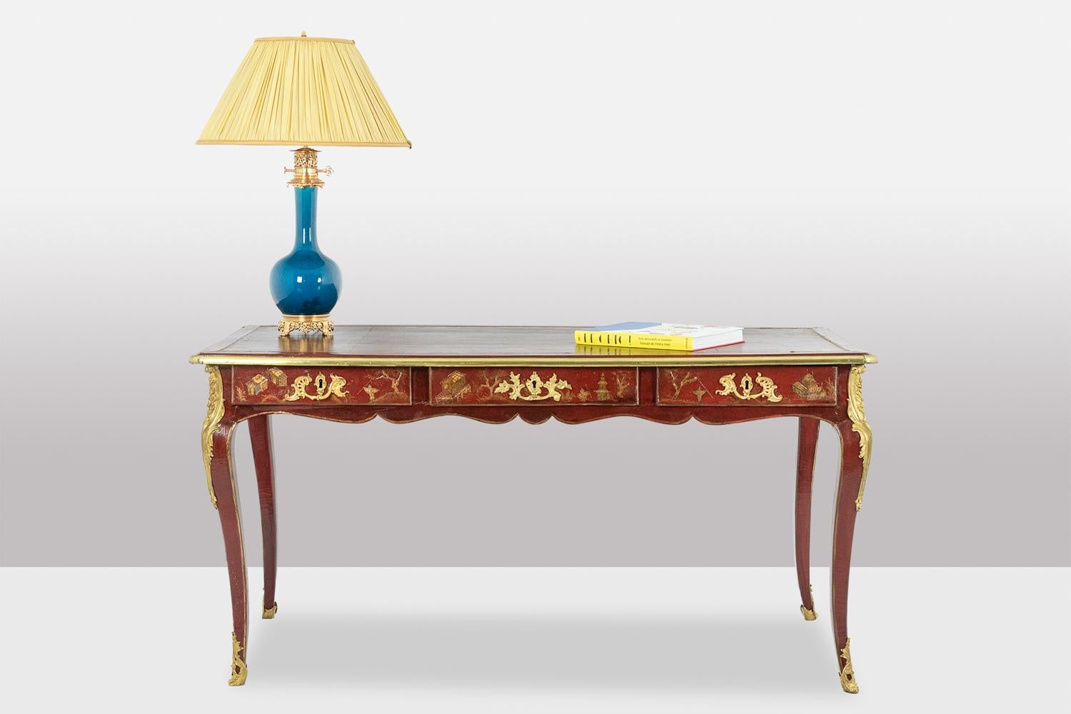 XIX secolo Scrivania in stile Luigi XV decorata con scene di lago. Circa 1850. in vendita