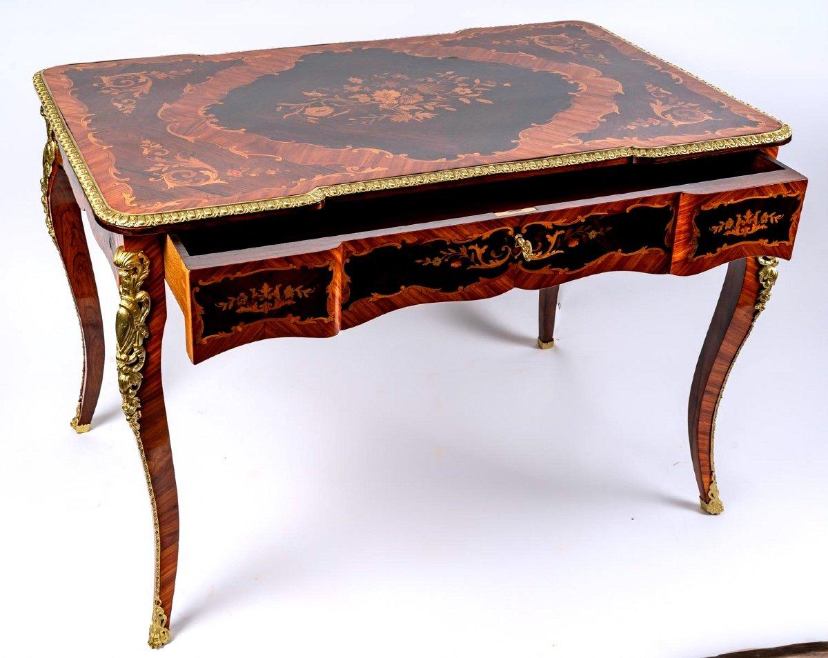 Louis XV style flat desk, made of precious wood marquetry with flowers decoration.
Its top reveals an exceptional work of marquetry or rosewood, rosewood and native wood restores a magnificent central floral decoration animated on the belt of
