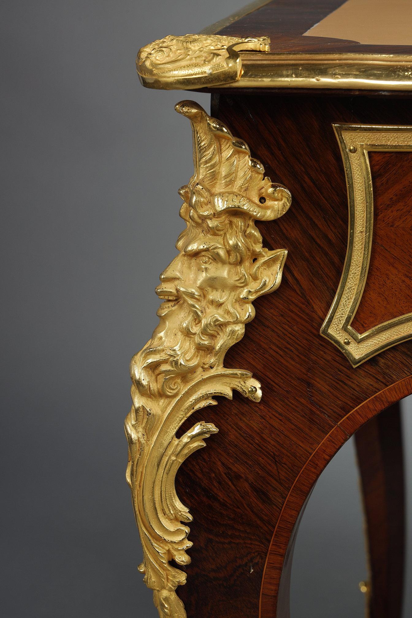 Scrivania piatta in stile Luigi XV, intarsiata e montata su bronzo dorato in vendita 9