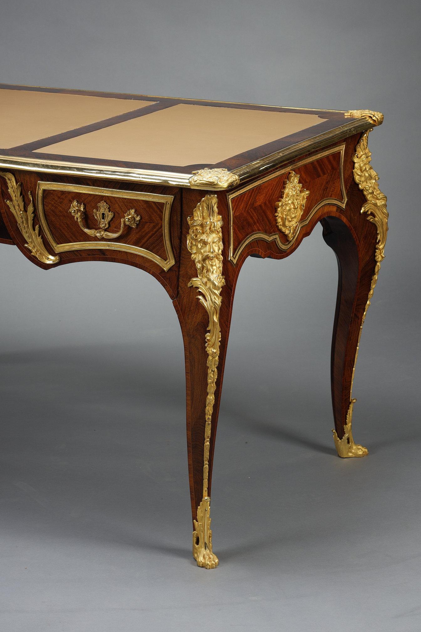 Fine XIX secolo Scrivania piatta in stile Luigi XV, intarsiata e montata su bronzo dorato in vendita