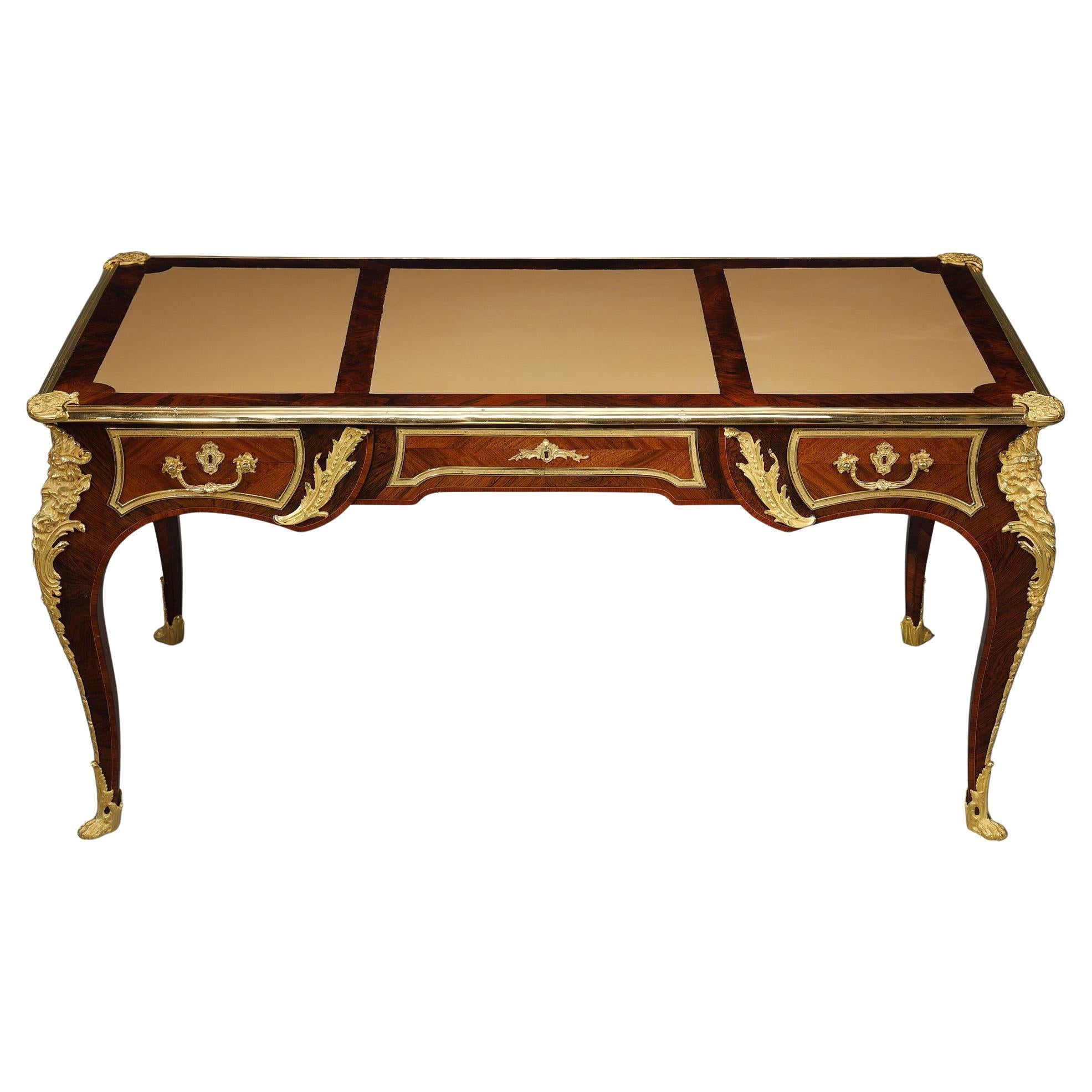 Bureau plat de style Louis XV avec marqueterie et riche monture en bronze doré