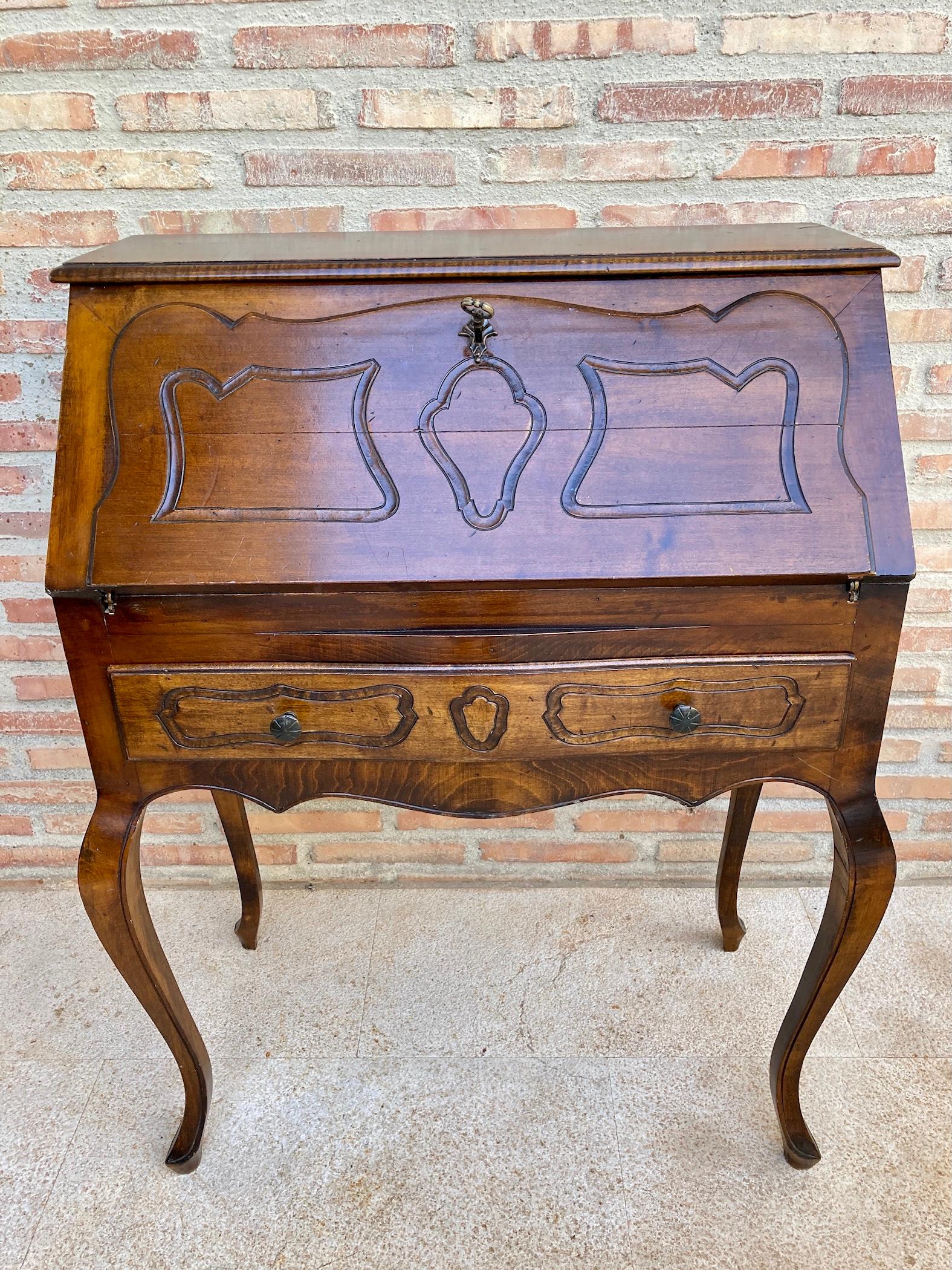 Bureau pliant de style Louis XV à un tiroir. Exceptionnel bureau de style Louis XV, en bois de chêne italien ancien.
Cette pièce est d'une qualité irréprochable. Magnifique grain et patine. Pieds araignée, élégants boucliers / tirettes avec deux