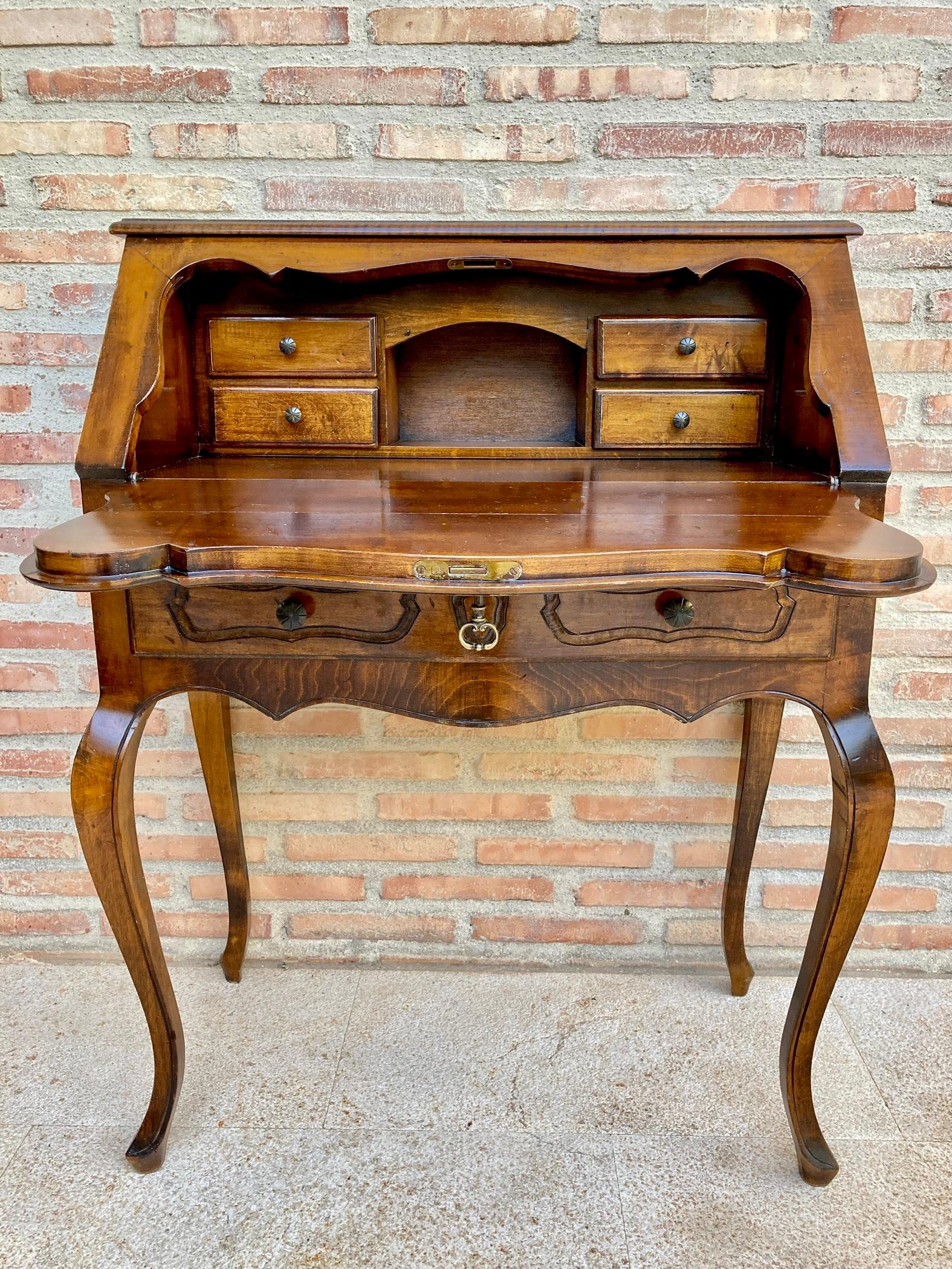 Noce Scrivania pieghevole in stile Luigi XV con un cassetto, 1950 in vendita