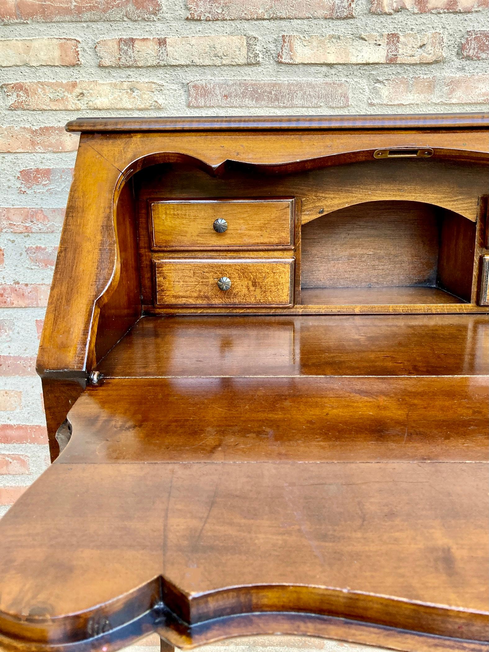 Scrivania pieghevole in stile Luigi XV con un cassetto, 1950 in vendita 2