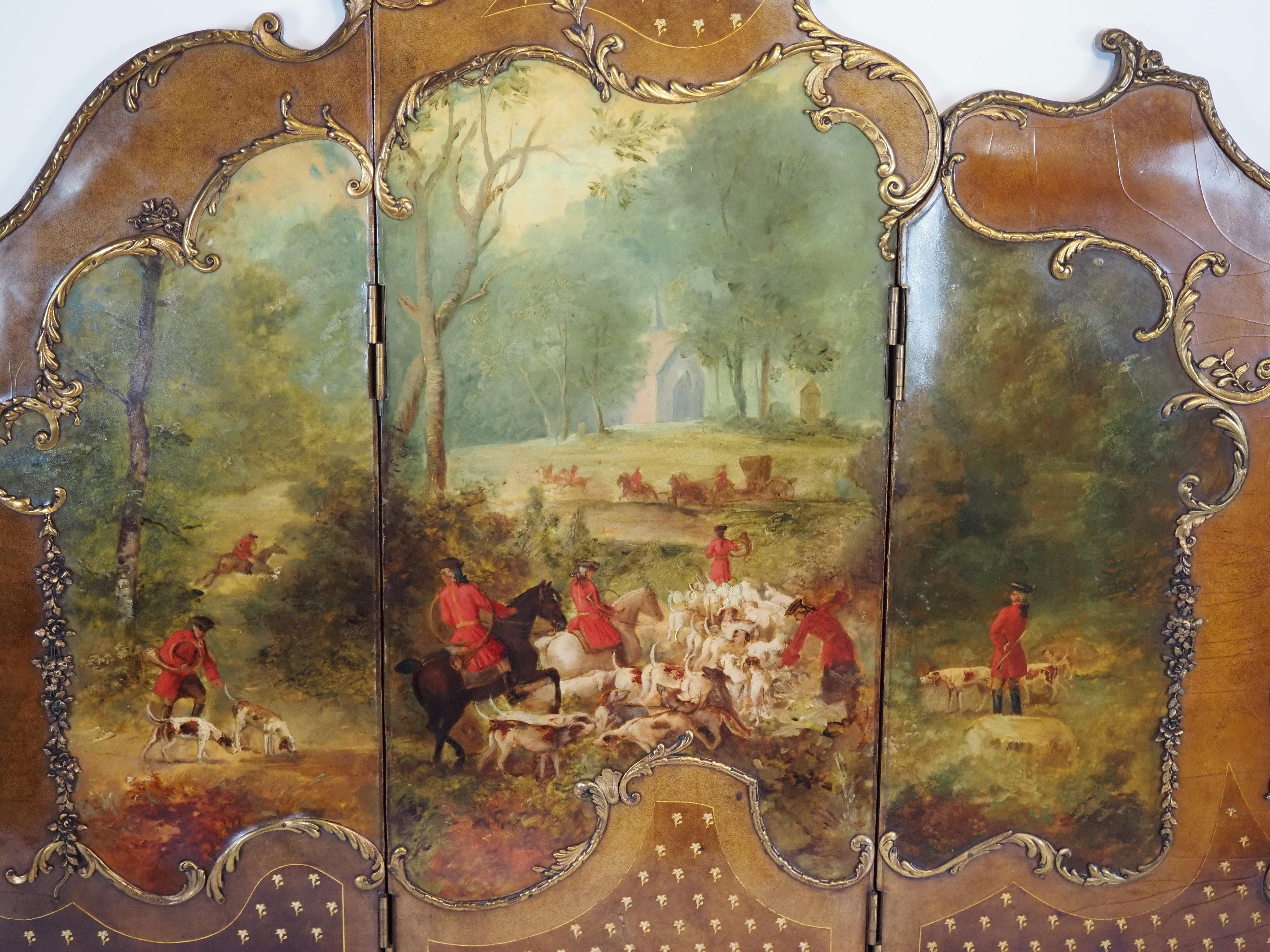 Paravento pieghevole decorativo in stile Luigi XV decorato con una movimentata scena di caccia, dipinto su pelle, ricoperto da uno spesso strato di vernice, montato con applicazioni in ottone dorato. Realizzato intorno al 1900.

Sono raffigurati