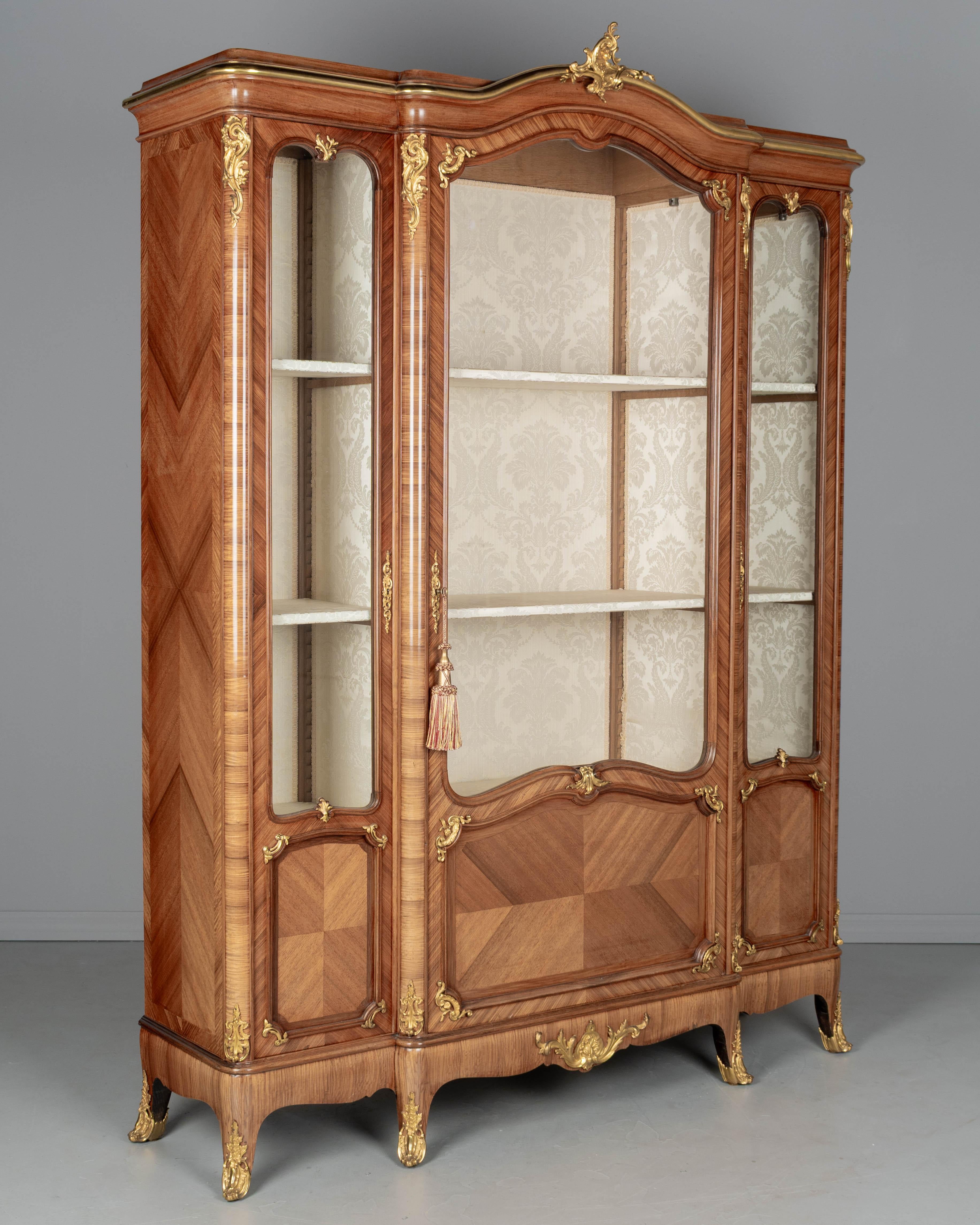 Francese Bibliotheque o cabinet francese in stile Luigi XV di Schmit & Cie in vendita