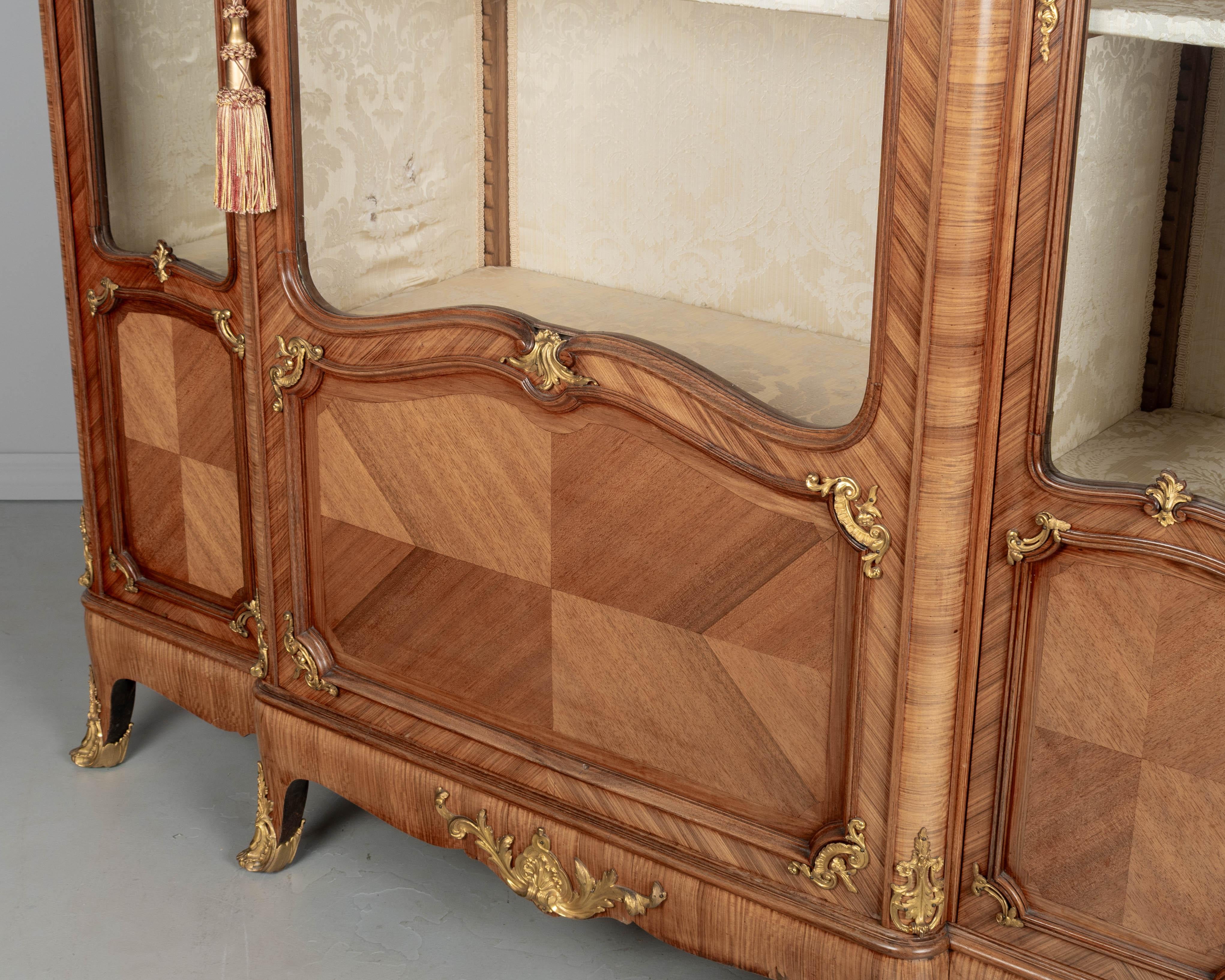 Bibliotheque o cabinet francese in stile Luigi XV di Schmit & Cie in vendita 1