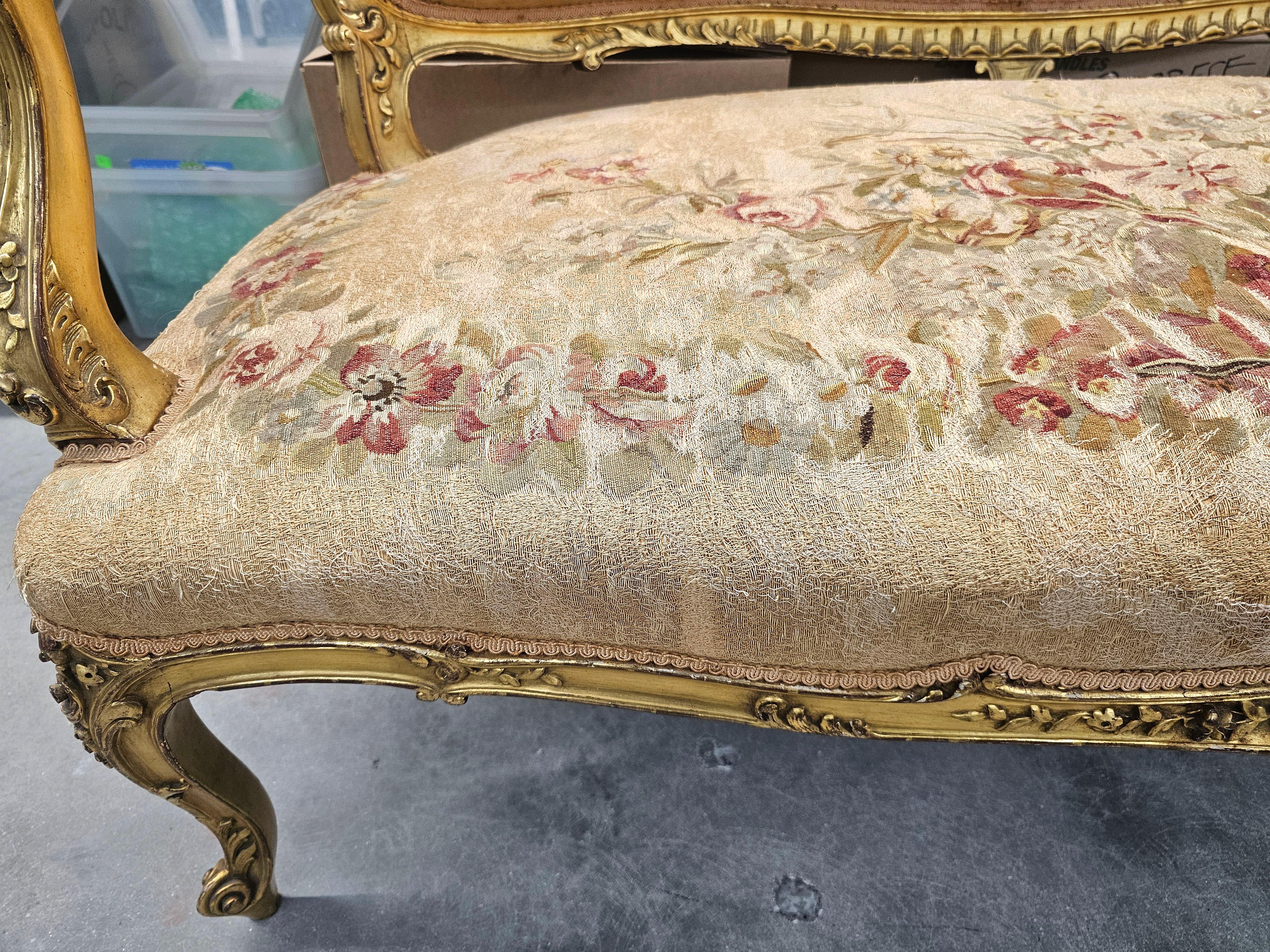 Sillón Aubusson Francés Estilo Luis XV Tallado y Tapizado C. 1890 en venta 3