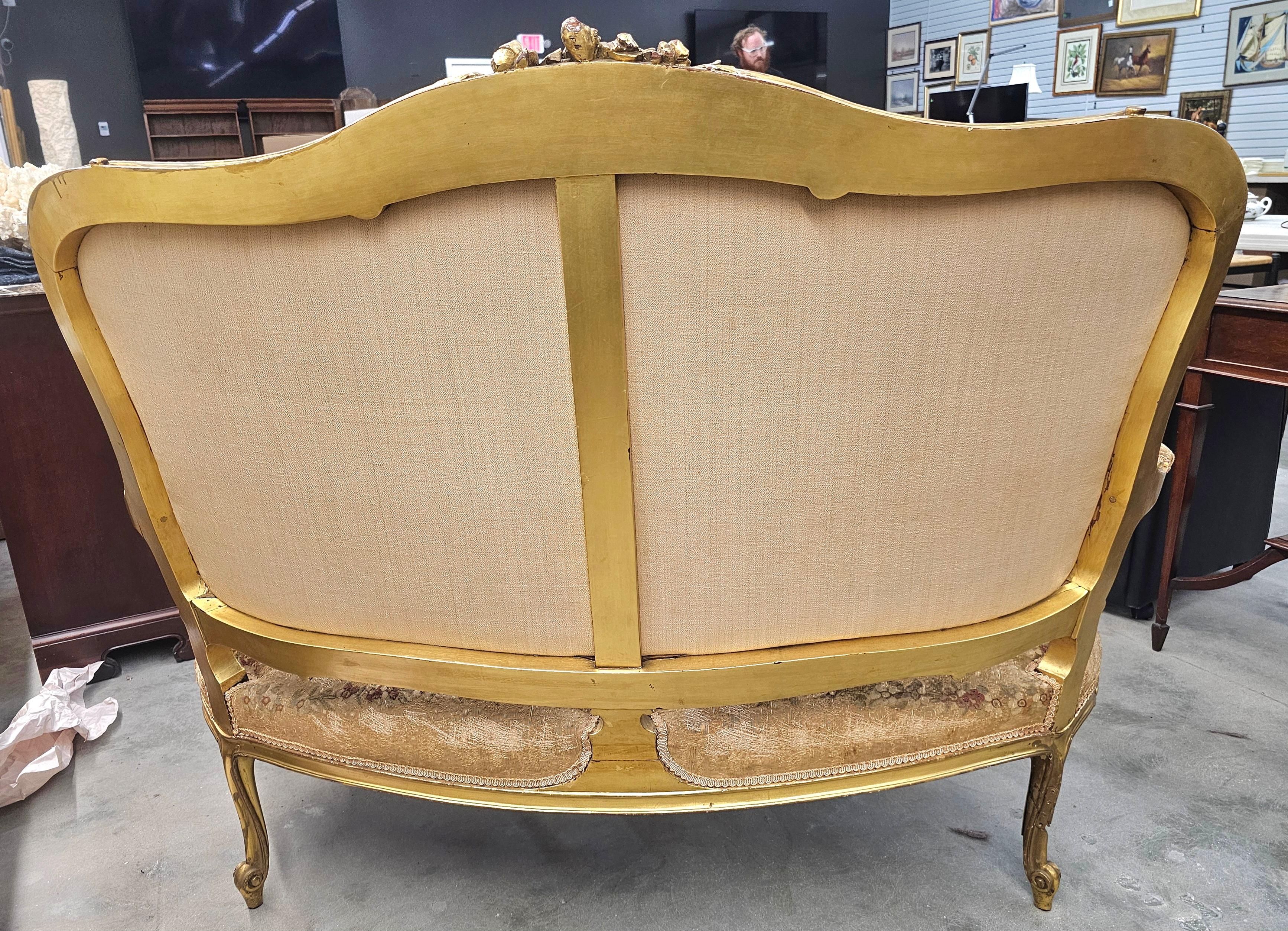 Sillón Aubusson Francés Estilo Luis XV Tallado y Tapizado C. 1890 en venta 5