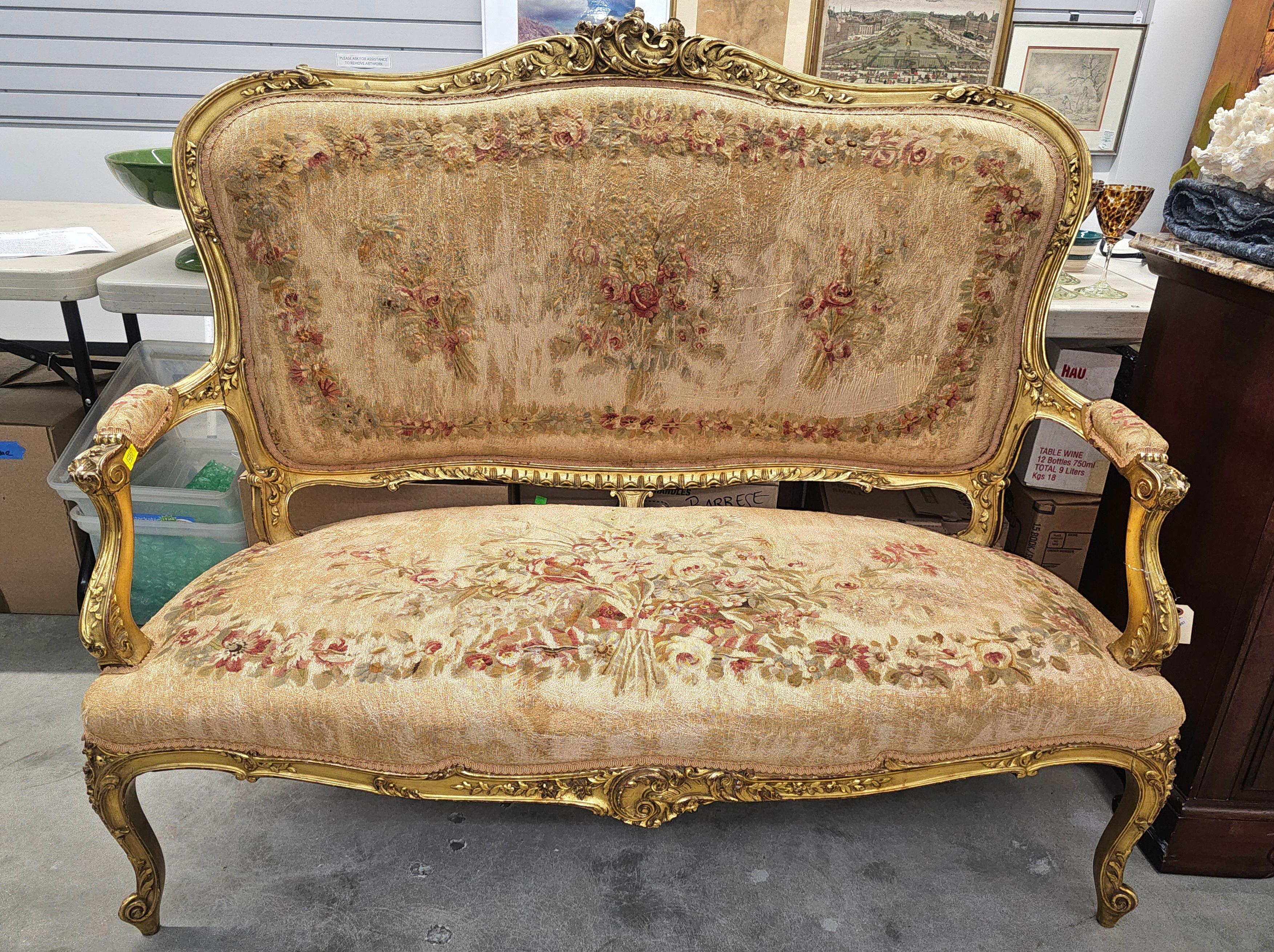 Un monumental sofá de Aubusson francés antiguo c 1890s Aubusson original, hermosos cremas suaves, azules, rosas, salvia, etc. Tapicería envejecida de diseño. Sin desgarro.
 Mide 54