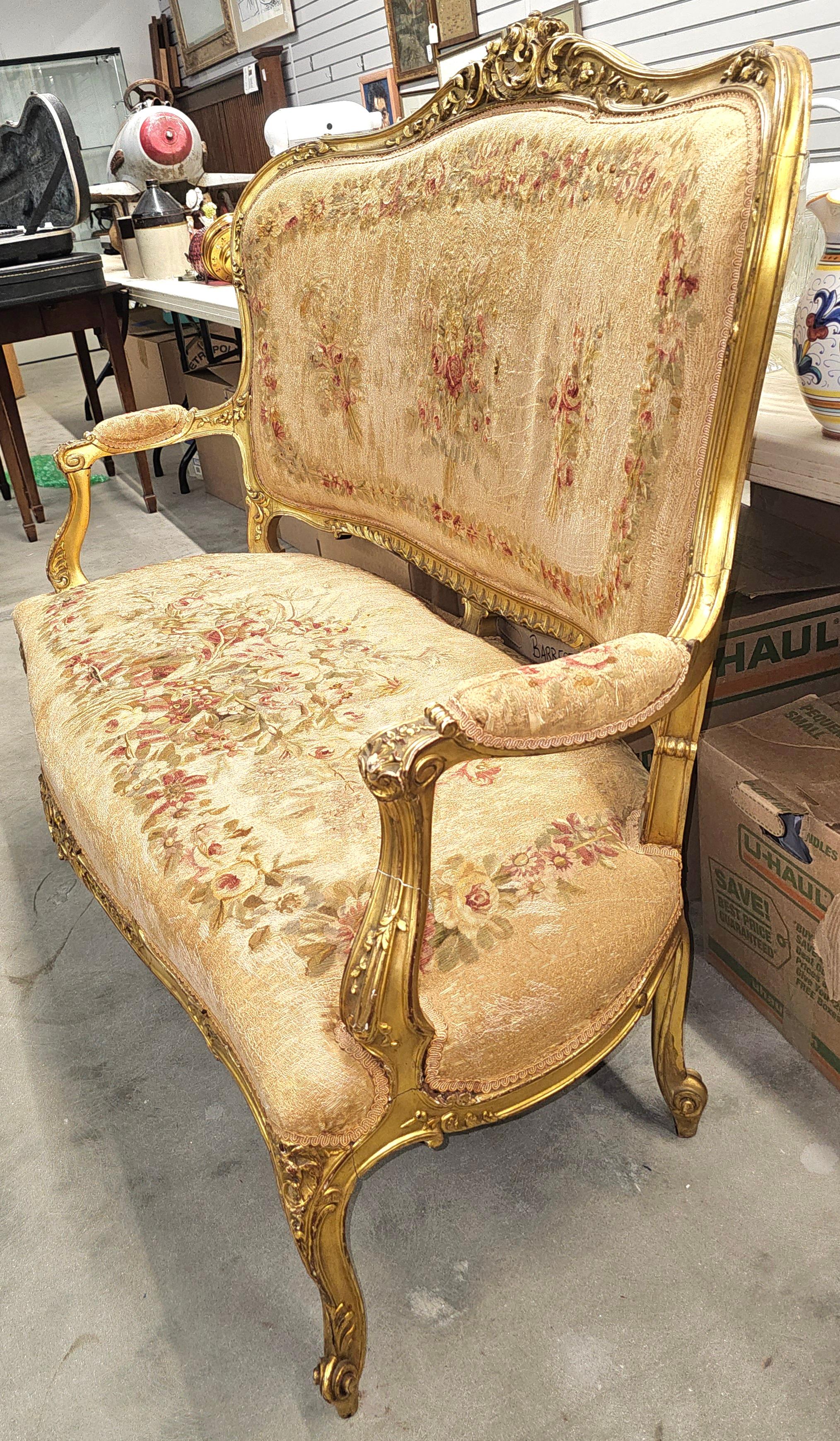 Sillón Aubusson Francés Estilo Luis XV Tallado y Tapizado C. 1890 Estadounidense en venta