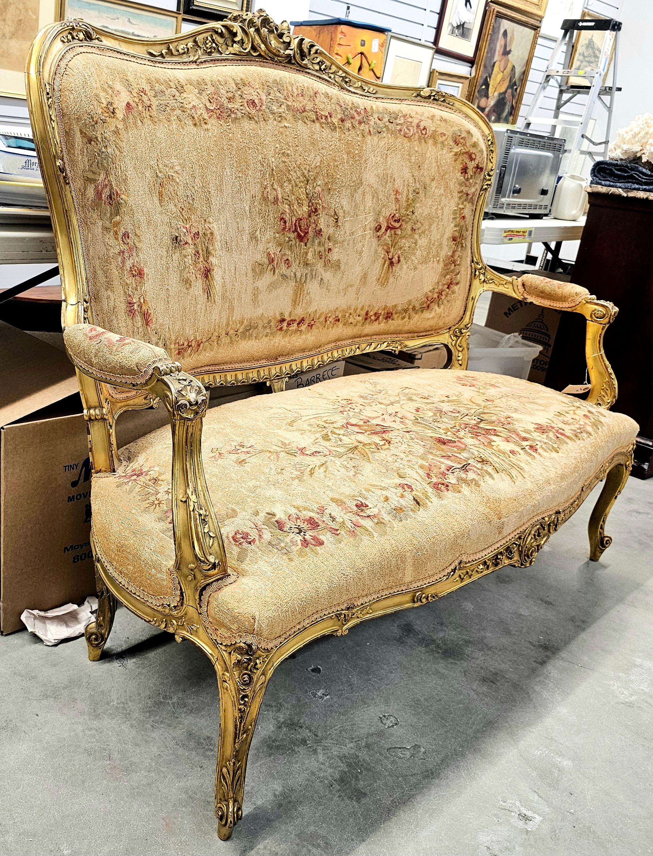 Sillón Aubusson Francés Estilo Luis XV Tallado y Tapizado C. 1890 Tallado a mano en venta