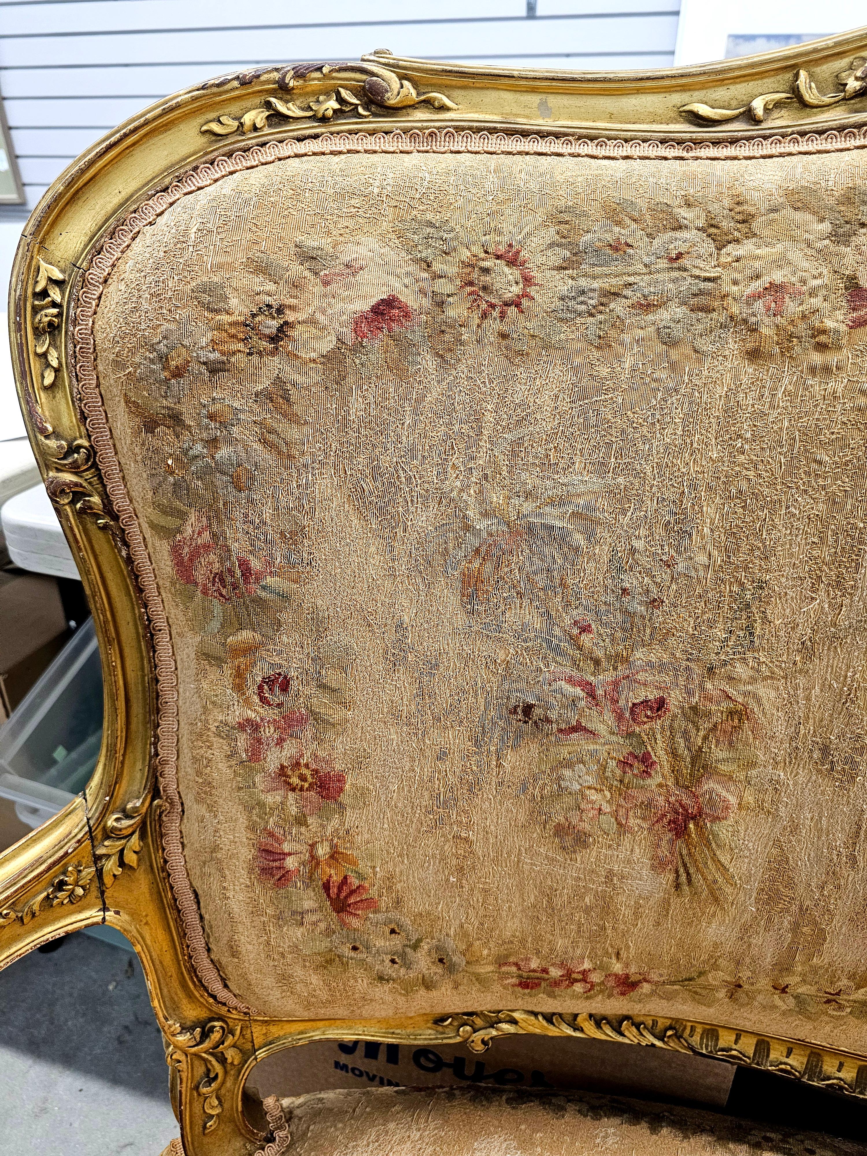 Sillón Aubusson Francés Estilo Luis XV Tallado y Tapizado C. 1890 en Bueno estado para la venta en Germantown, MD