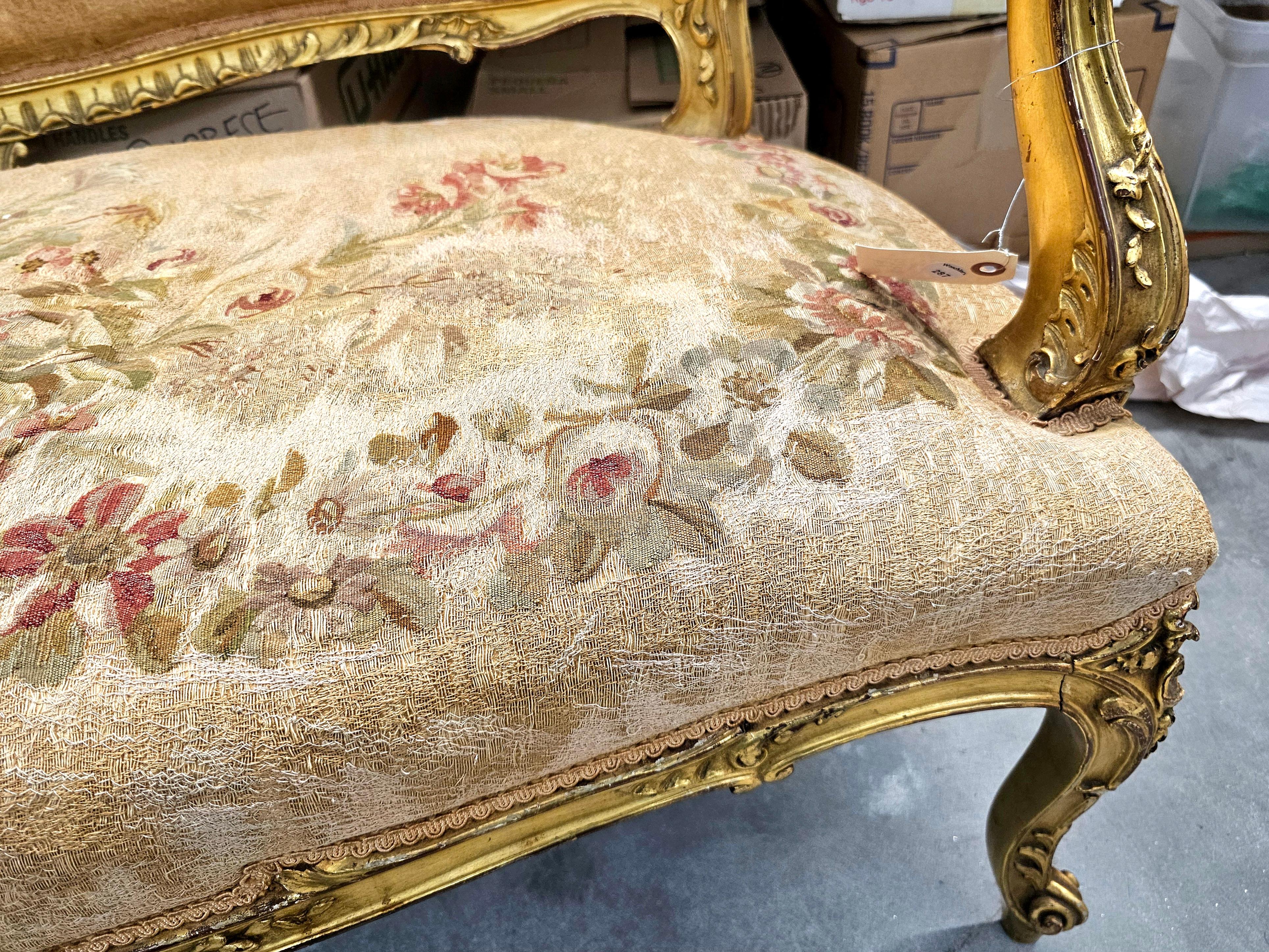 Sillón Aubusson Francés Estilo Luis XV Tallado y Tapizado C. 1890 Tapicería en venta