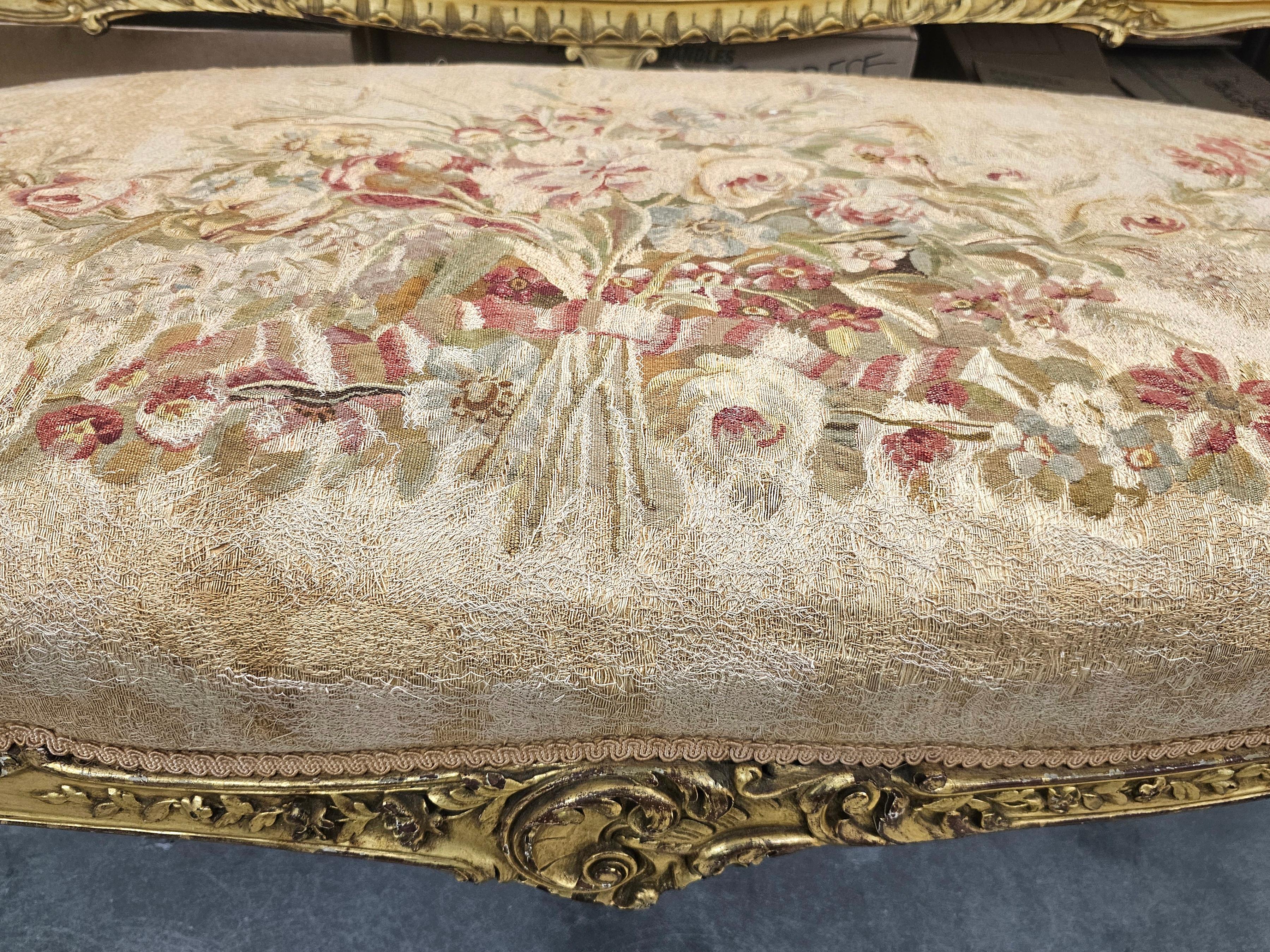 Sillón Aubusson Francés Estilo Luis XV Tallado y Tapizado C. 1890 en venta 1