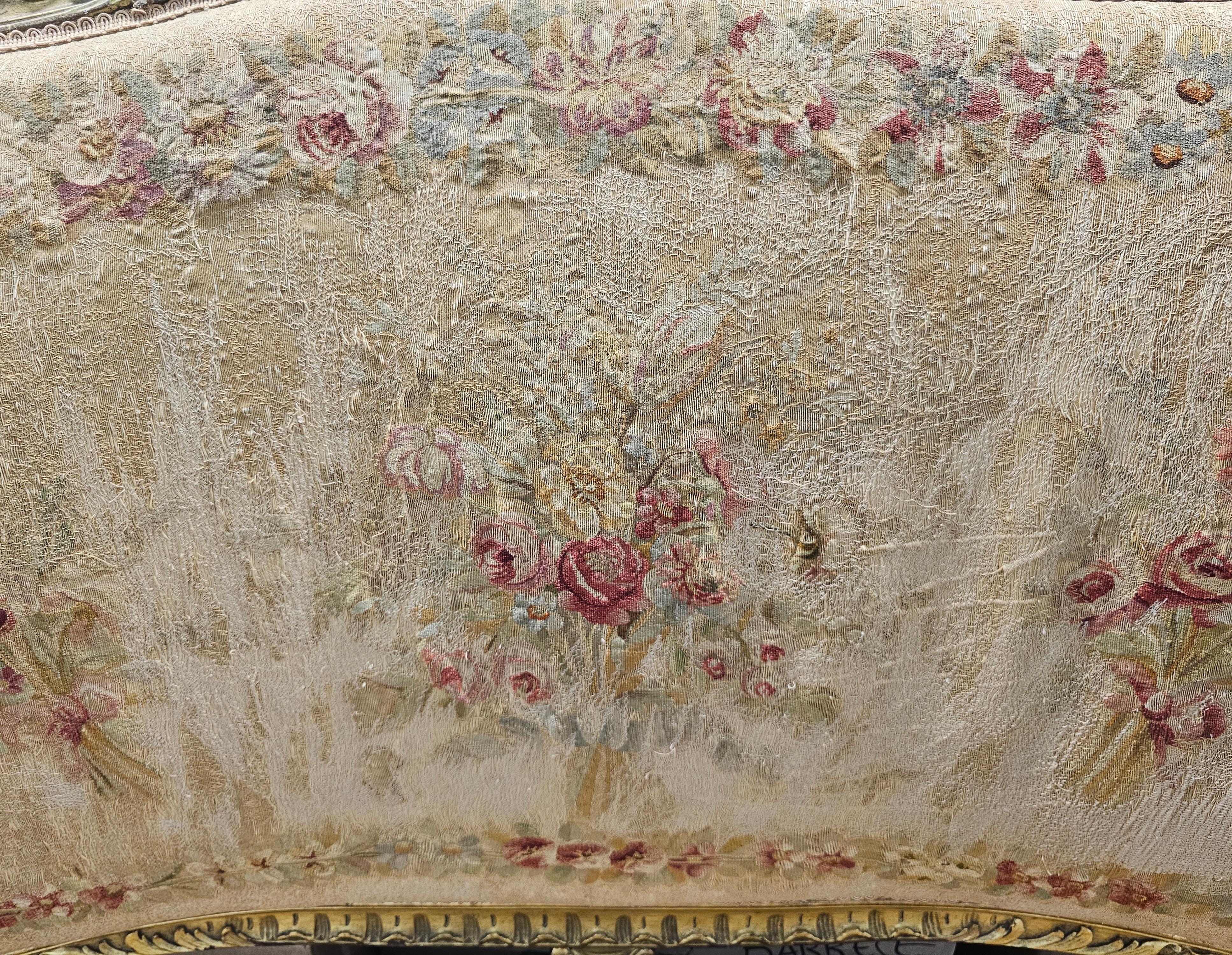 Sillón Aubusson Francés Estilo Luis XV Tallado y Tapizado C. 1890 en venta 2
