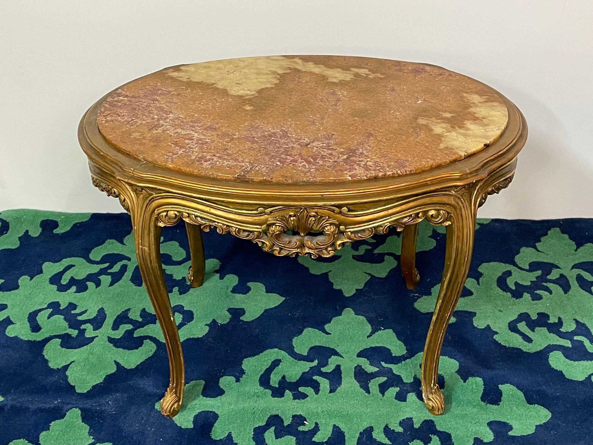 Centro francés estilo Luis XV, mesa auxiliar, madera dorada, tapa de mármol, mesa de centro en Bueno estado para la venta en Manhasset, NY