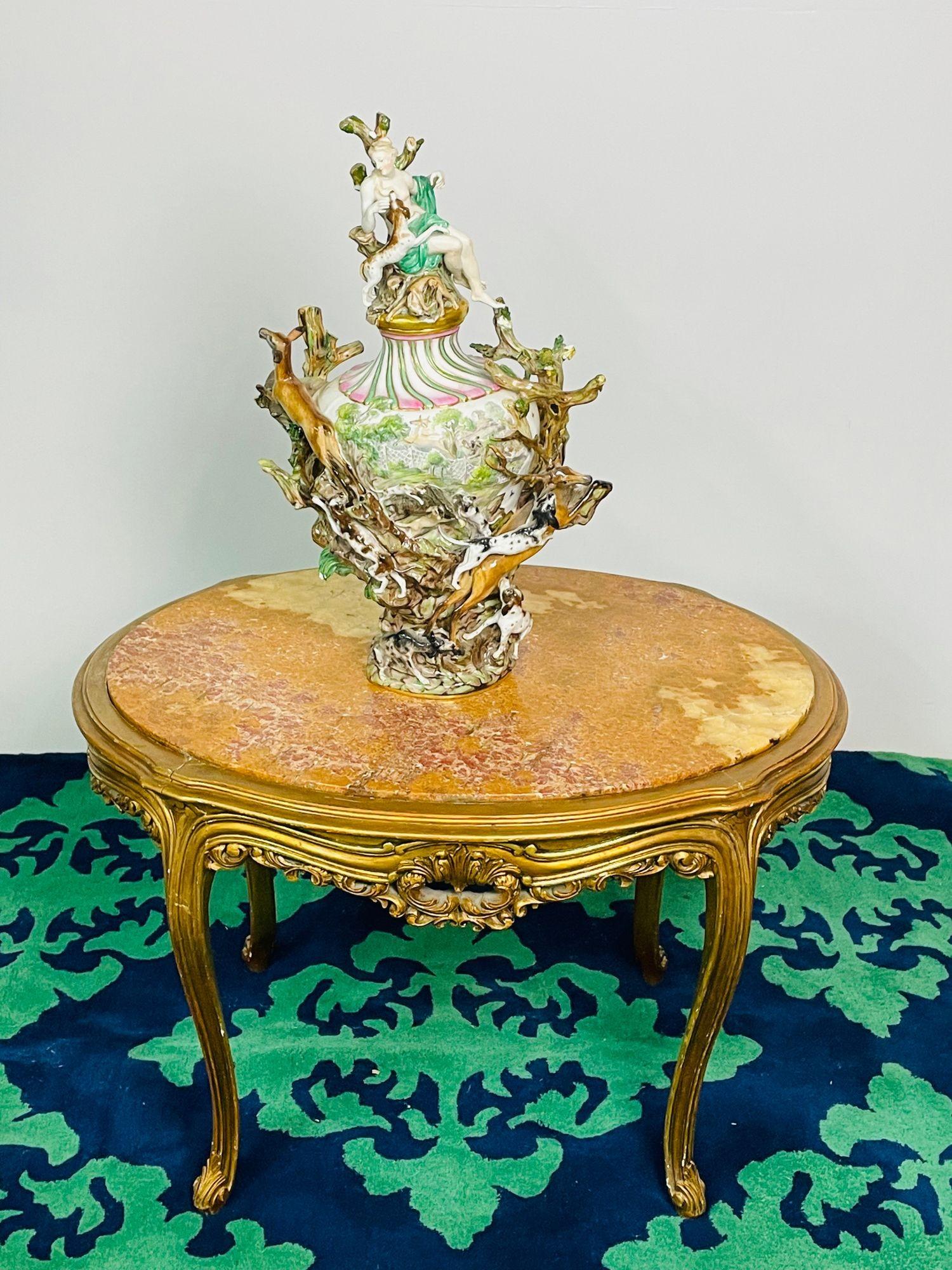 Französischer Ess- und Wohnzimmertisch im Louis-XV-Stil, Beistelltisch, vergoldetes Holz, Marmorplatte (Frühes 20. Jahrhundert) im Angebot