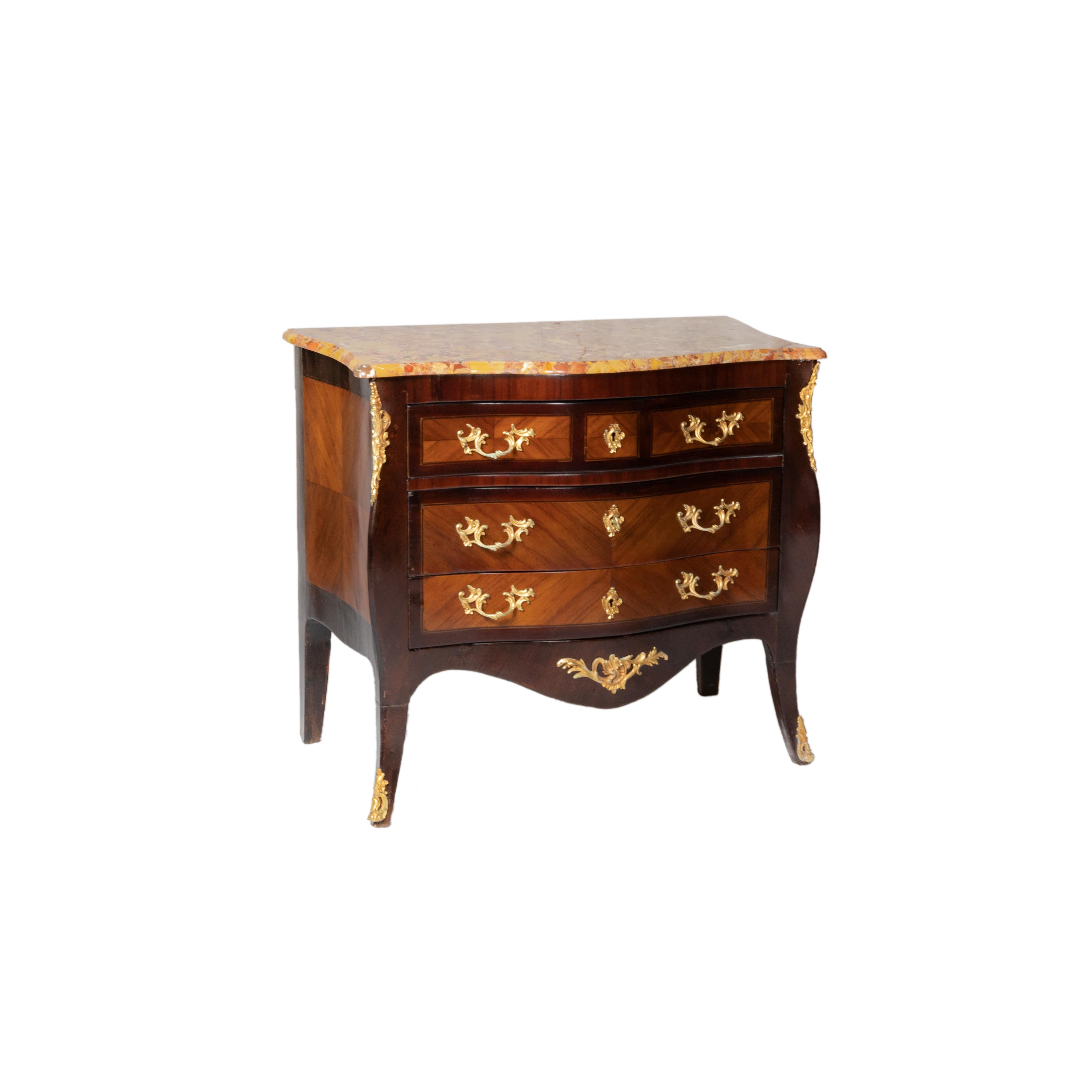 Cassettone in stile Luigi XV con 3 cassetti in intarsio e pannelli laterali in parquet, marmo brecciato di Aleppo e rocaille in bronzo dorato nello stile di Jacques Rocaille
