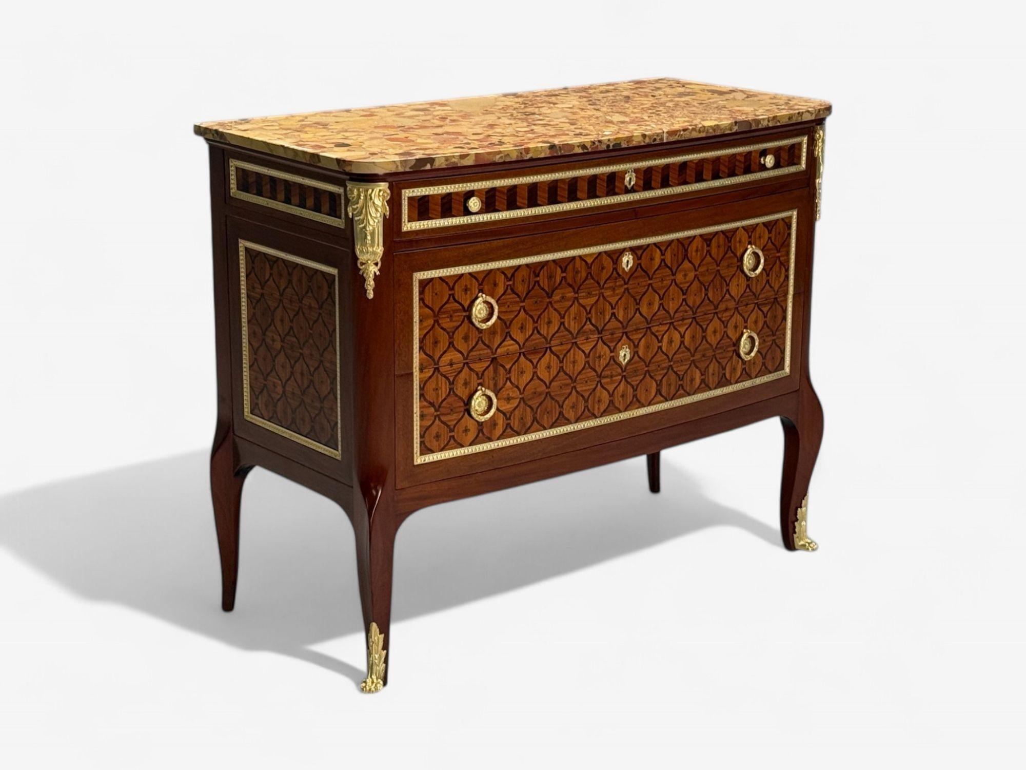 Commode o cassettiera in stile Luigi XV, rifinita, intarsi in legno di Re, bronzo, marmo, Francia, XIX secolo.

Una cassapanca francese mozzafiato, caratterizzata da squisiti intarsi in parquet all-over. Il pezzo è progettato con due grandi cassetti