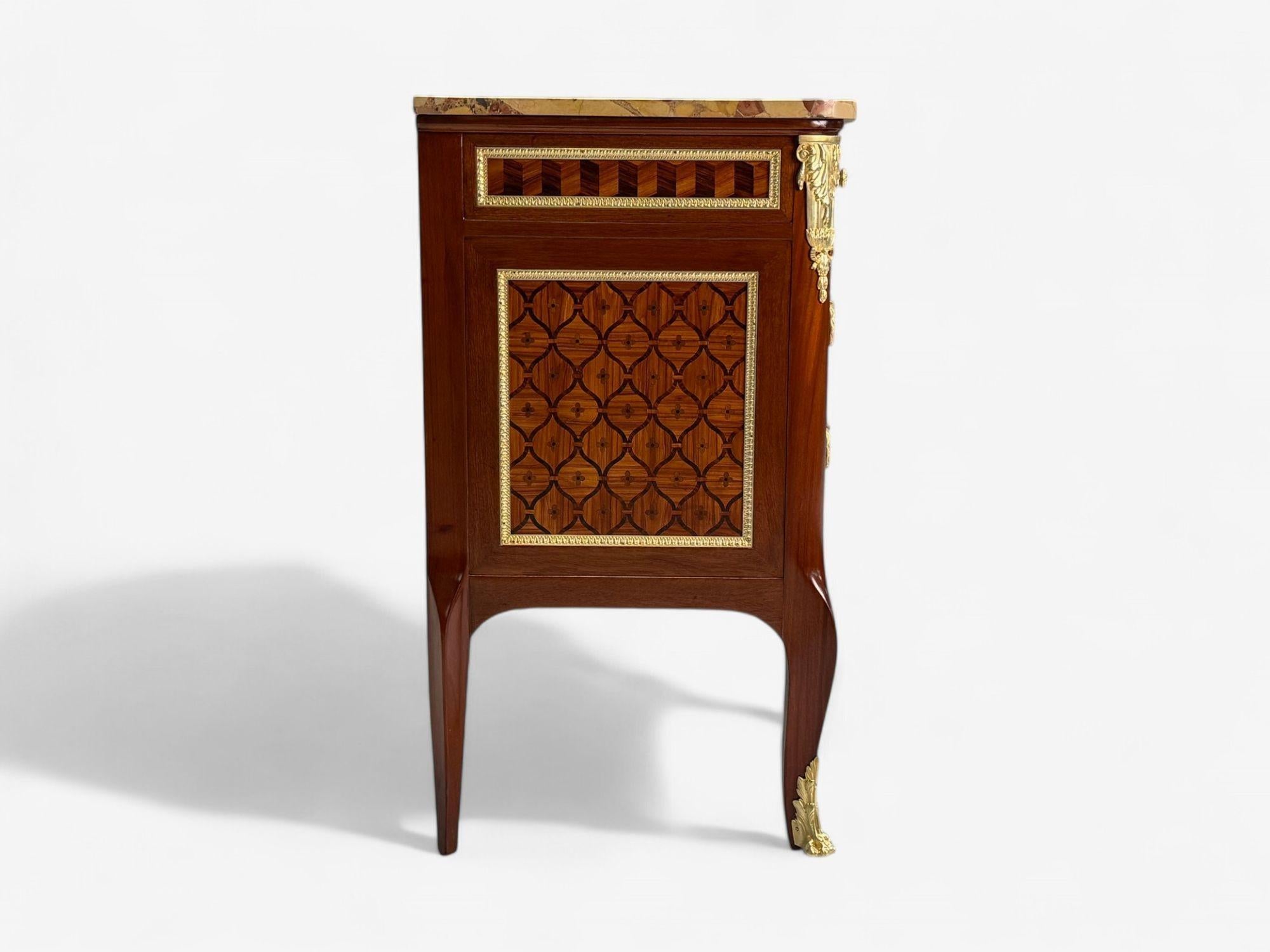 Bronzo Commode francese in stile Luigi XV, intarsio in legno di Re, bronzo, Francia, XIX sec. in vendita