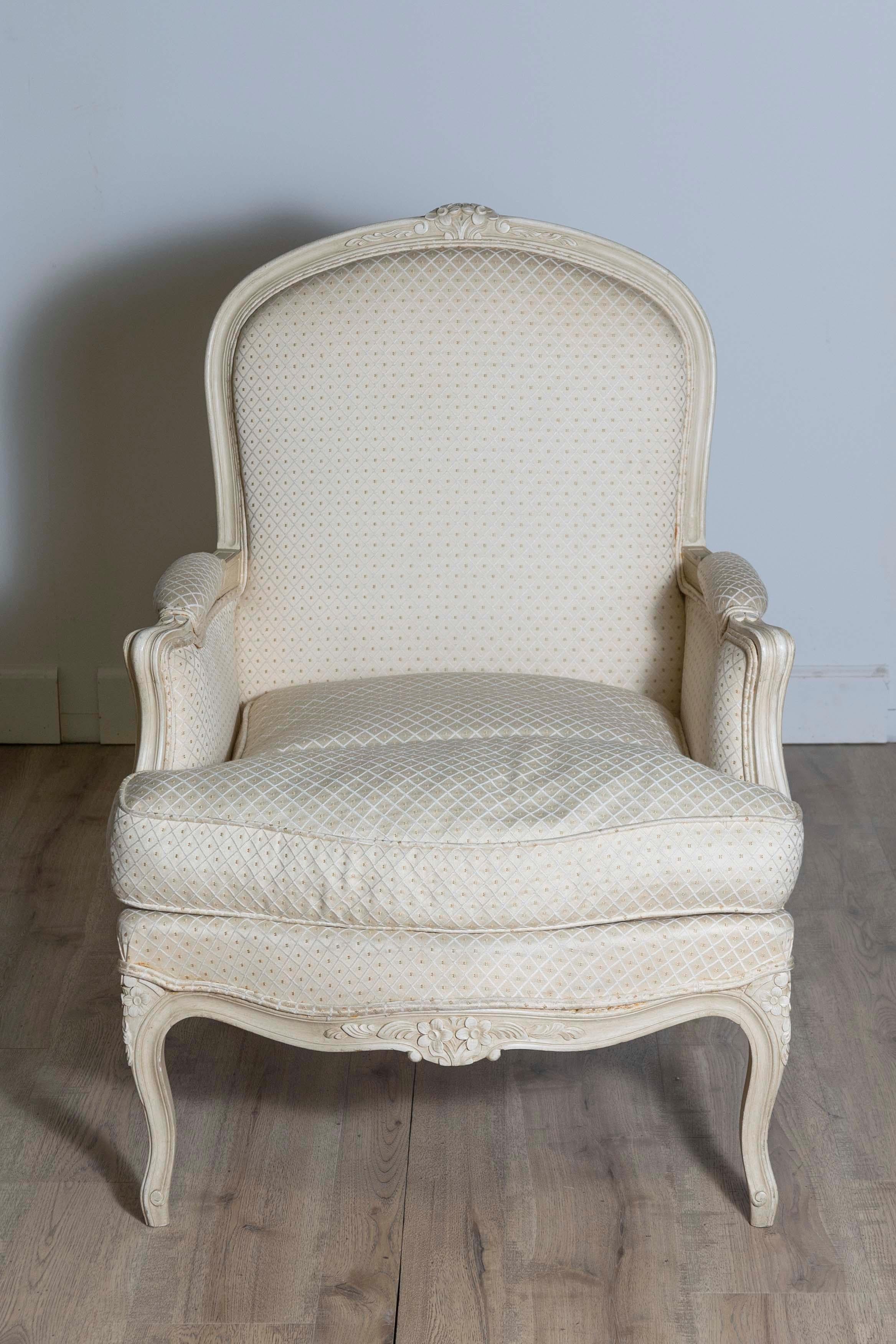 Louis XV Style French Cream Painted Wood Carved Bergères Chairs, a Pair In Good Condition For Sale In Atlanta, GA