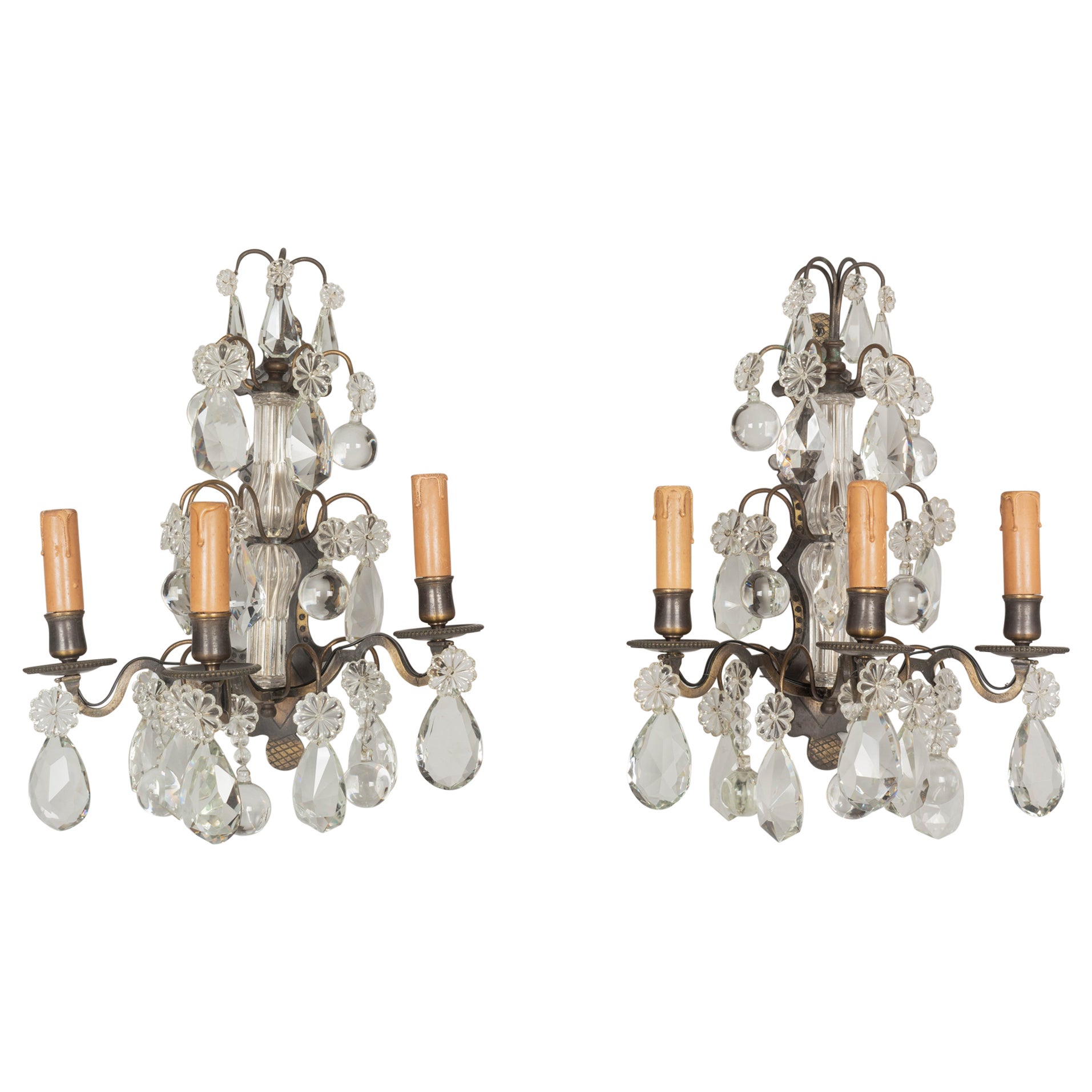 Paire d'appliques françaises en cristal et laiton de style Louis XV