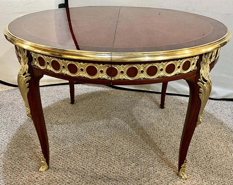Louis XV Style French Dining Table, Bronze Mounted Starburst Top, Refinished In Good Condition For Sale In Stamford, CT