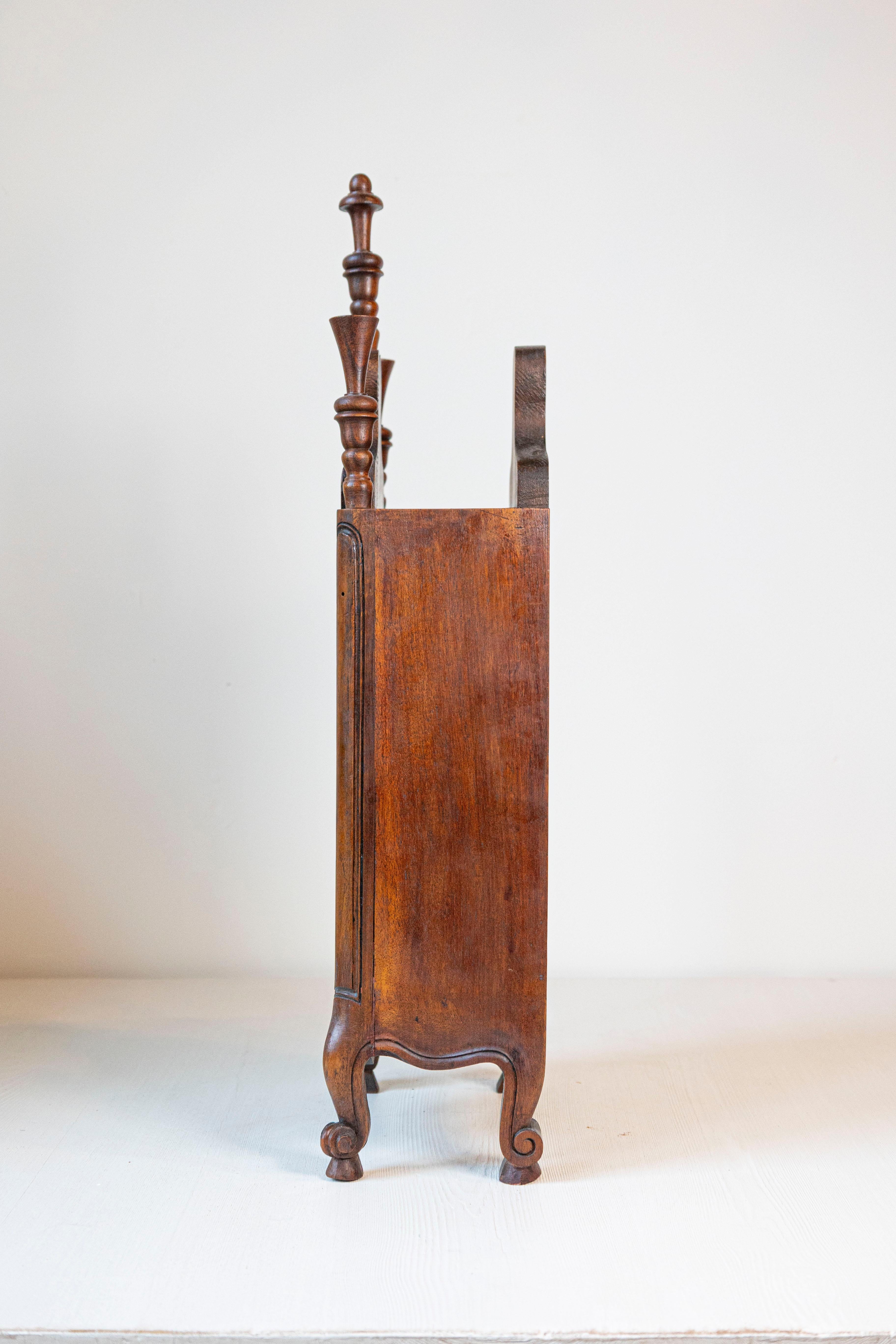 Cette boîte à farine farinerio en noyer de style Louis XV français du XIXe siècle incarne à la fois l'ingéniosité fonctionnelle et le charme décoratif. Des motifs floraux minutieusement sculptés ornent le panneau avant, reflétant l'élégance raffinée