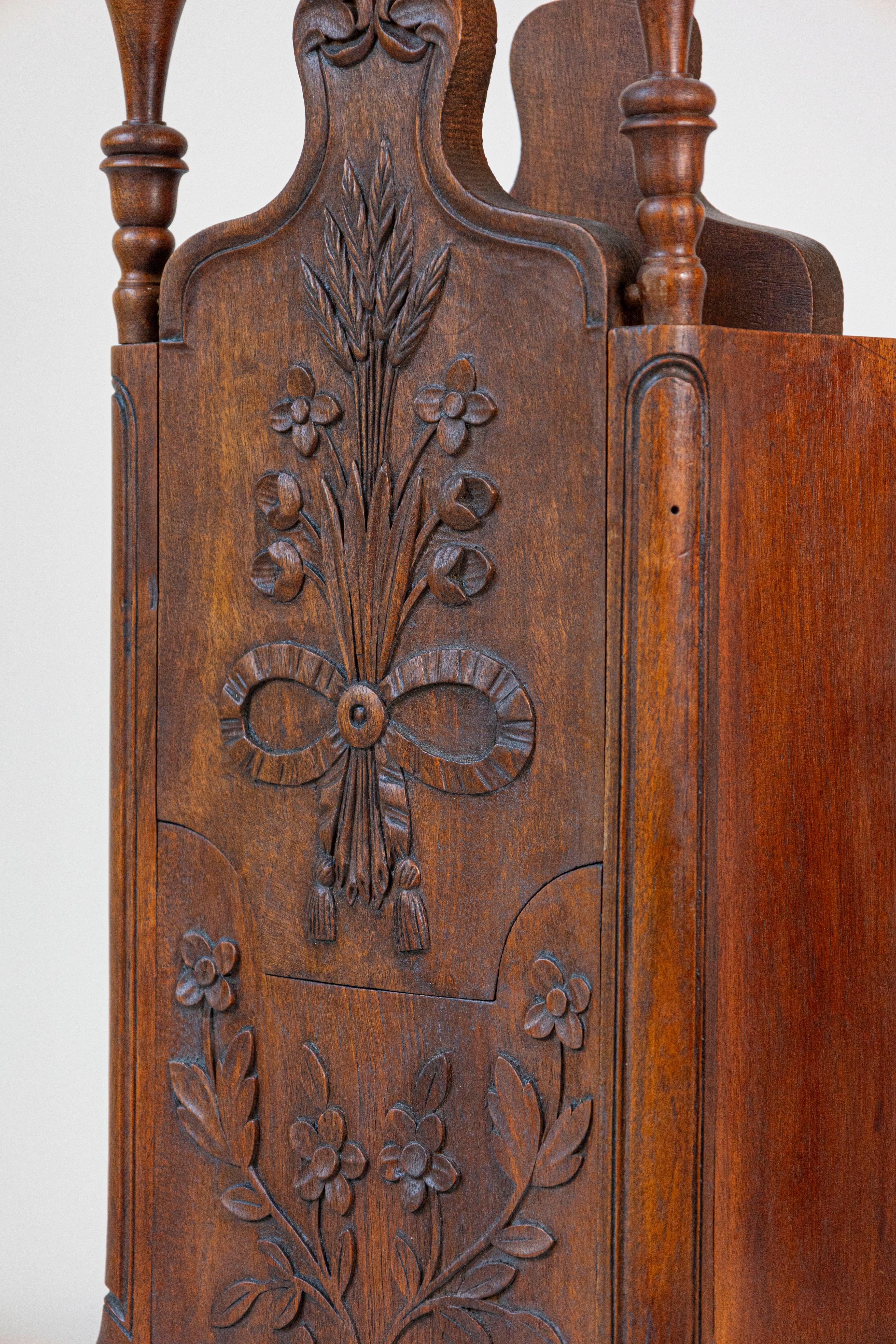 Boîte à farine Farinerio française de style Louis XV avec décor floral sculpté Bon état - En vente à Atlanta, GA