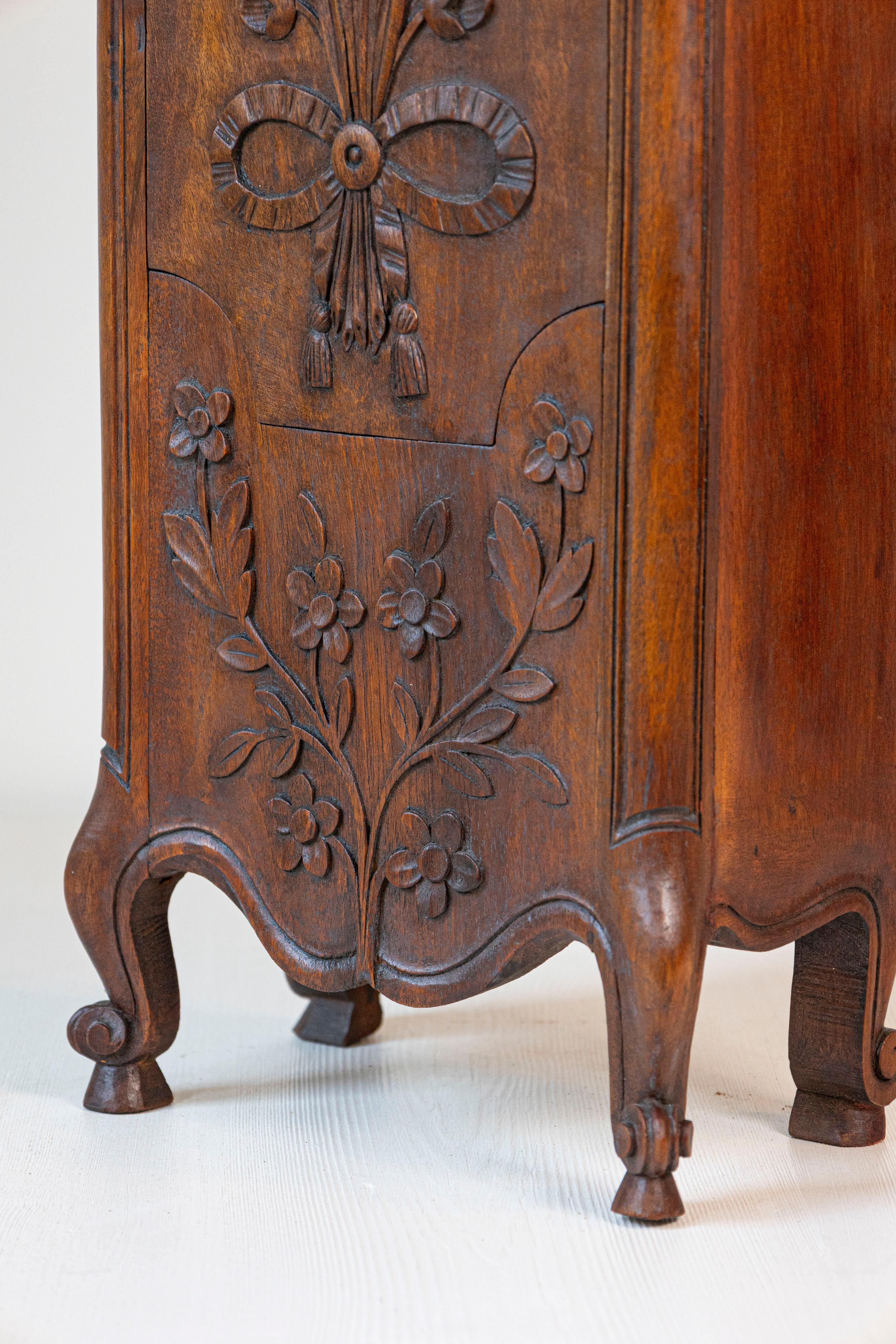 XIXe siècle Boîte à farine Farinerio française de style Louis XV avec décor floral sculpté en vente